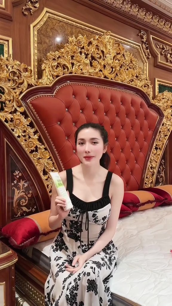 Chuyện gì xảy ra tại “lâu đài 500 tỷ” của Ngân Collagen trong đêm?- Ảnh 11. Chuyện gì xảy ra tại “lâu đài 500 tỷ” của Ngân Collagen trong đêm?- Ảnh 11.
