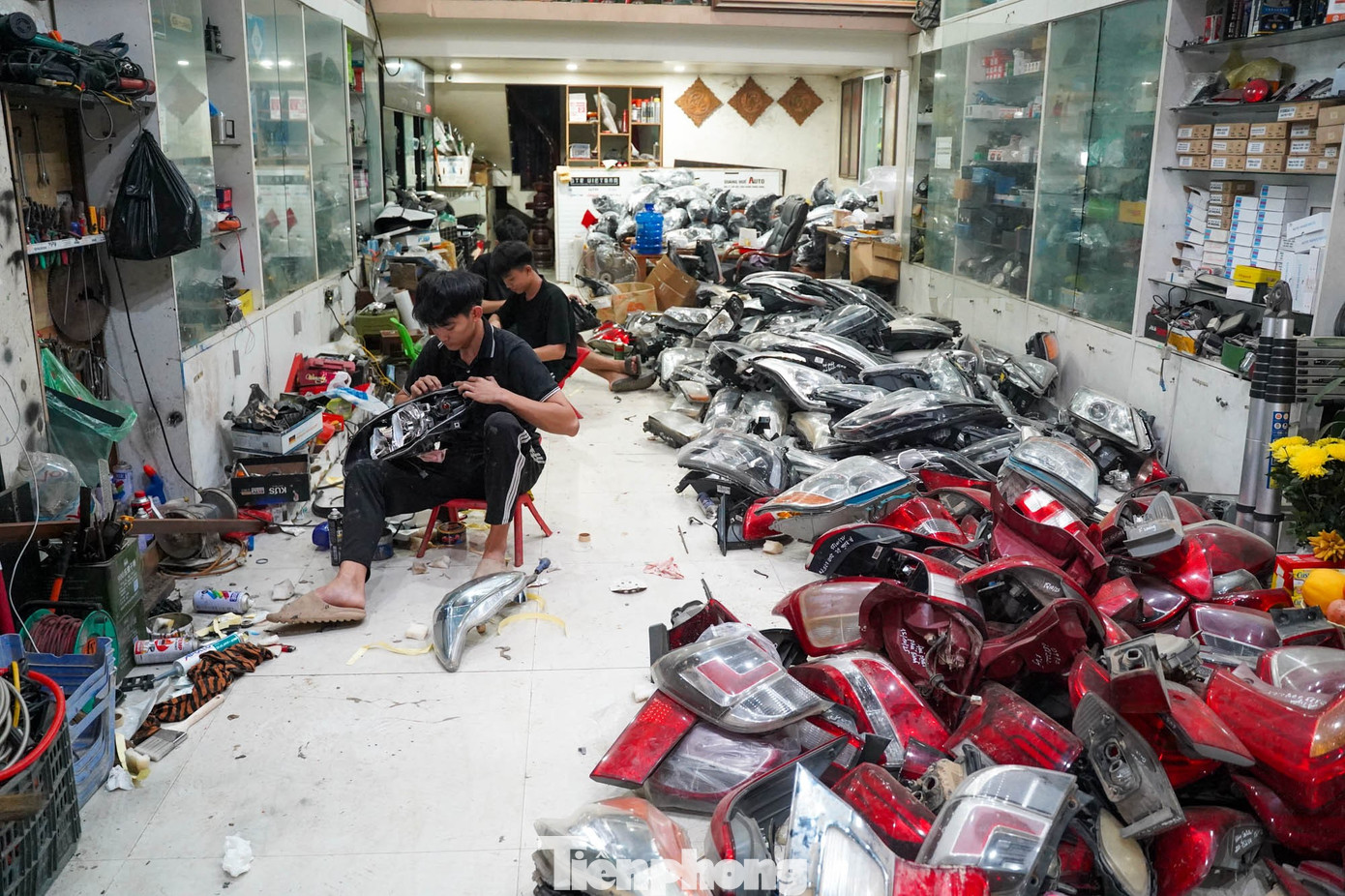 Hàng nghìn xe ngập nước, gara ở Thái Nguyên làm xuyên đêm vẫn quá tải- Ảnh 18. Hàng nghìn xe ngập nước, gara ở Thái Nguyên làm xuyên đêm vẫn quá tải- Ảnh 18.