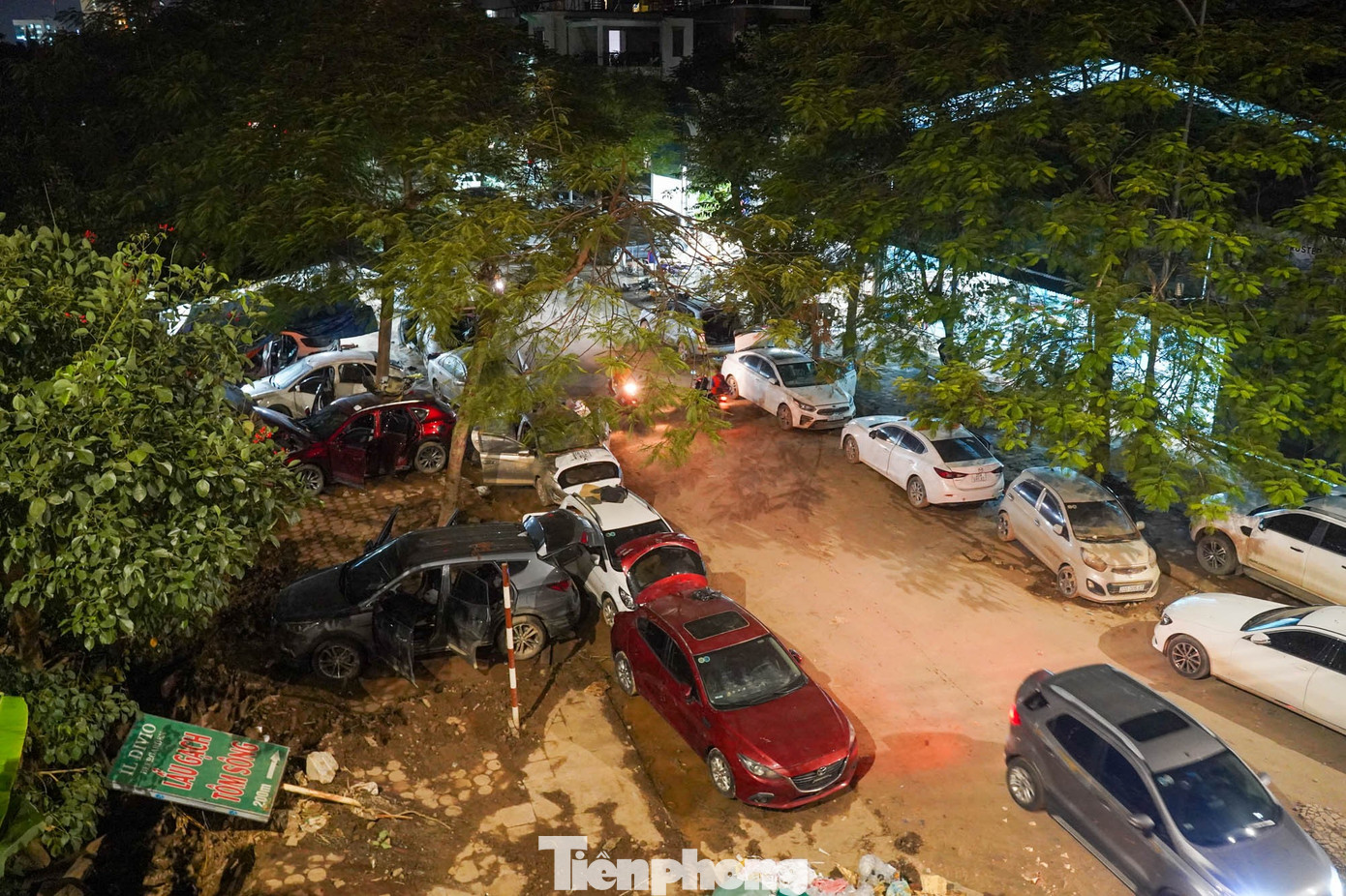 Hàng nghìn xe ngập nước, gara ở Thái Nguyên làm xuyên đêm vẫn quá tải- Ảnh 2. Hàng nghìn xe ngập nước, gara ở Thái Nguyên làm xuyên đêm vẫn quá tải- Ảnh 2.