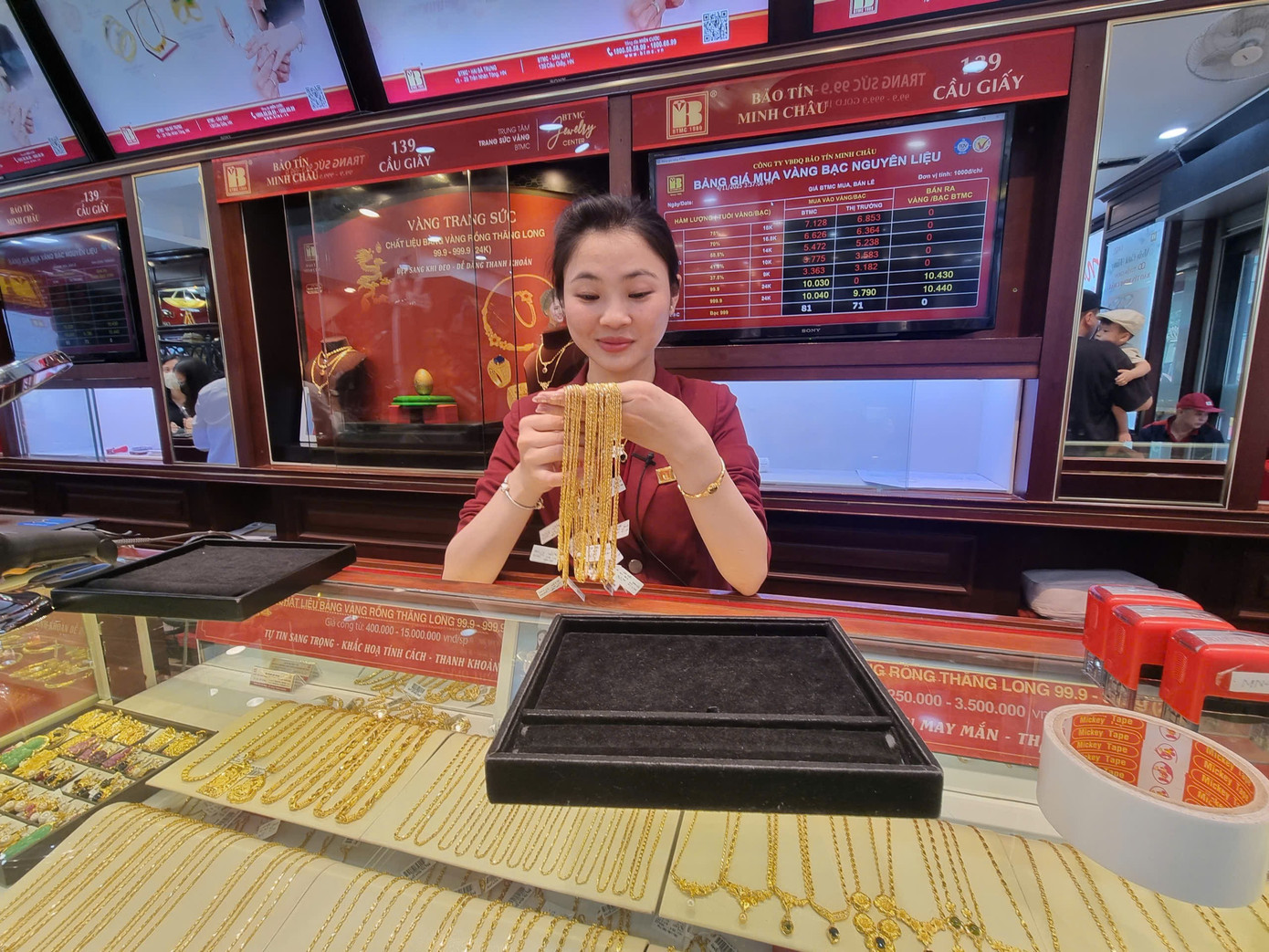 Giá vàng 'chợ đen' lên tới 170 triệu đồng/lượng- Ảnh 1. Giá vàng 'chợ đen' lên tới 170 triệu đồng/lượng- Ảnh 1.