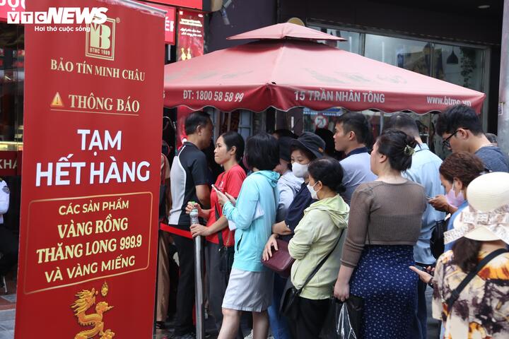Vàng vượt 152 triệu/lượng: Bị hạn chế 2 ngày mới được mua, khách quay ra ôm bạc- Ảnh 2. Vàng vượt 152 triệu/lượng: Bị hạn chế 2 ngày mới được mua, khách quay ra ôm bạc- Ảnh 2.
