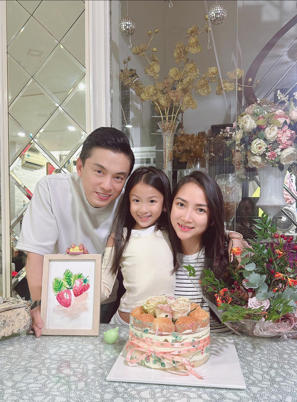 Bình rượu mơ nhà "anh hai" Lam Trường và vợ kém 17 tuổi: Mới 8 tuổi đã cao vổng, chân dài thẳng tắp, tóc đen tuyền xinh yêu vô cùng!- Ảnh 11. Bình rượu mơ nhà "anh hai" Lam Trường và vợ kém 17 tuổi: Mới 8 tuổi đã cao vổng, chân dài thẳng tắp, tóc đen tuyền xinh yêu vô cùng!- Ảnh 11.