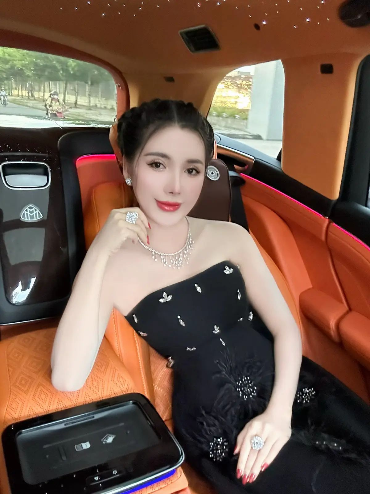Cách làm giàu nhanh của vợ chồng Ngân Collagen và Lê Trung: Hoành tráng nhưng cứ bị "phốt"- Ảnh 9. Cách làm giàu nhanh của vợ chồng Ngân Collagen và Lê Trung: Hoành tráng nhưng cứ bị "phốt"- Ảnh 9.