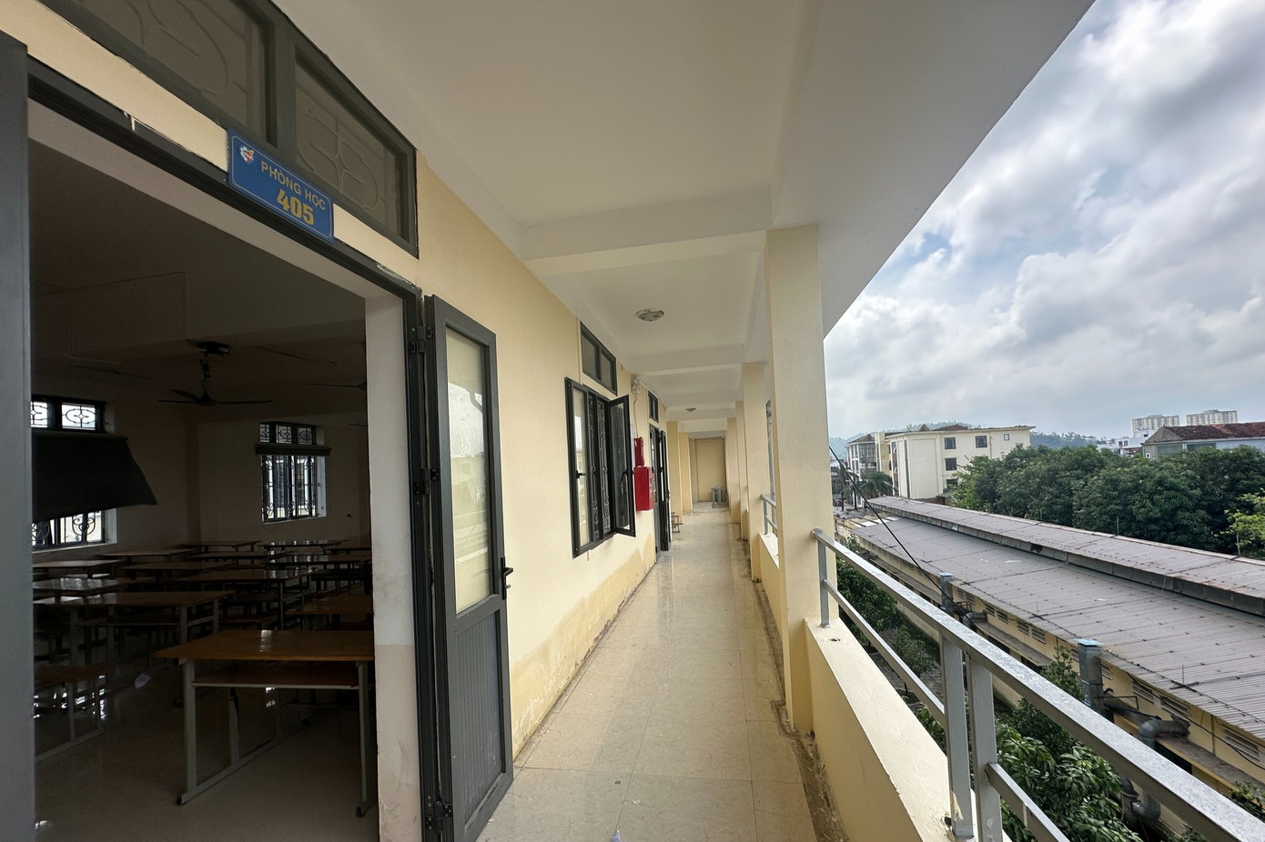 Nhà trường lên tiếng vụ nữ sinh bị bóp cổ, đánh tới tấp từ phòng học ra hành lang- Ảnh 2. Nhà trường lên tiếng vụ nữ sinh bị bóp cổ, đánh tới tấp từ phòng học ra hành lang- Ảnh 2.