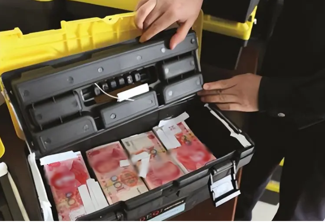 Người đàn ông bán nhà, bán xe cho bạn vay 6 tỷ đồng, đổi lại 182 thùng tiền mặt niêm phong: 5 năm sau, cảnh sát phá khóa mới sững sờ- Ảnh 2. Người đàn ông bán nhà, bán xe cho bạn vay 6 tỷ đồng, đổi lại 182 thùng tiền mặt niêm phong: 5 năm sau, cảnh sát phá khóa mới sững sờ- Ảnh 2.