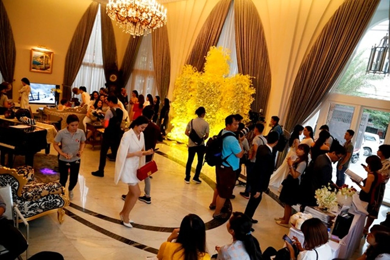 Bên trong biệt thự to như cung điện của người đẹp từng là "bóng hồng" của Chủ tịch một tập đoàn lớn- Ảnh 2. Bên trong biệt thự to như cung điện của người đẹp từng là "bóng hồng" của Chủ tịch một tập đoàn lớn- Ảnh 2.