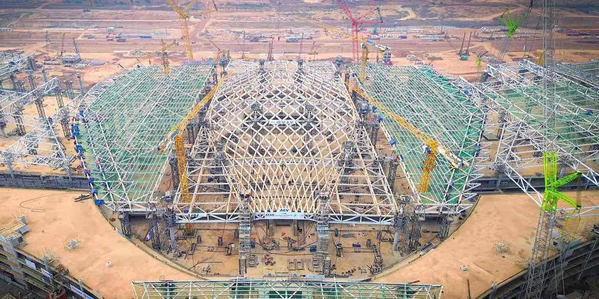 Động đất bất ngờ, vòm thép lớn nhất ASEAN nặng 5.300 tấn rung chuyển, 100 người Việt Nam hò reo vì tạo kỳ tích chưa từng có- Ảnh 1. Động đất bất ngờ, vòm thép lớn nhất ASEAN nặng 5.300 tấn rung chuyển, 100 người Việt Nam hò reo vì tạo kỳ tích chưa từng có- Ảnh 1.