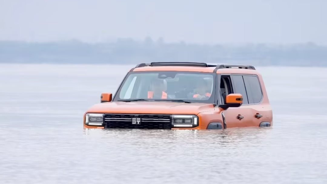 Nhờ công nghệ siêu đặc biệt này, một mẫu ô tô Trung Quốc vừa ‘bơi’ vượt sông Dương Tử quãng đường 1,2 km- Ảnh 1. Nhờ công nghệ siêu đặc biệt này, một mẫu ô tô Trung Quốc vừa ‘bơi’ vượt sông Dương Tử quãng đường 1,2 km- Ảnh 1.