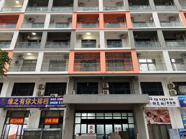 Cận cảnh "khu phức hợp lừa đảo lớn nhất Sihanoukville" ở Campuchia- Ảnh 2. Cận cảnh "khu phức hợp lừa đảo lớn nhất Sihanoukville" ở Campuchia- Ảnh 2.