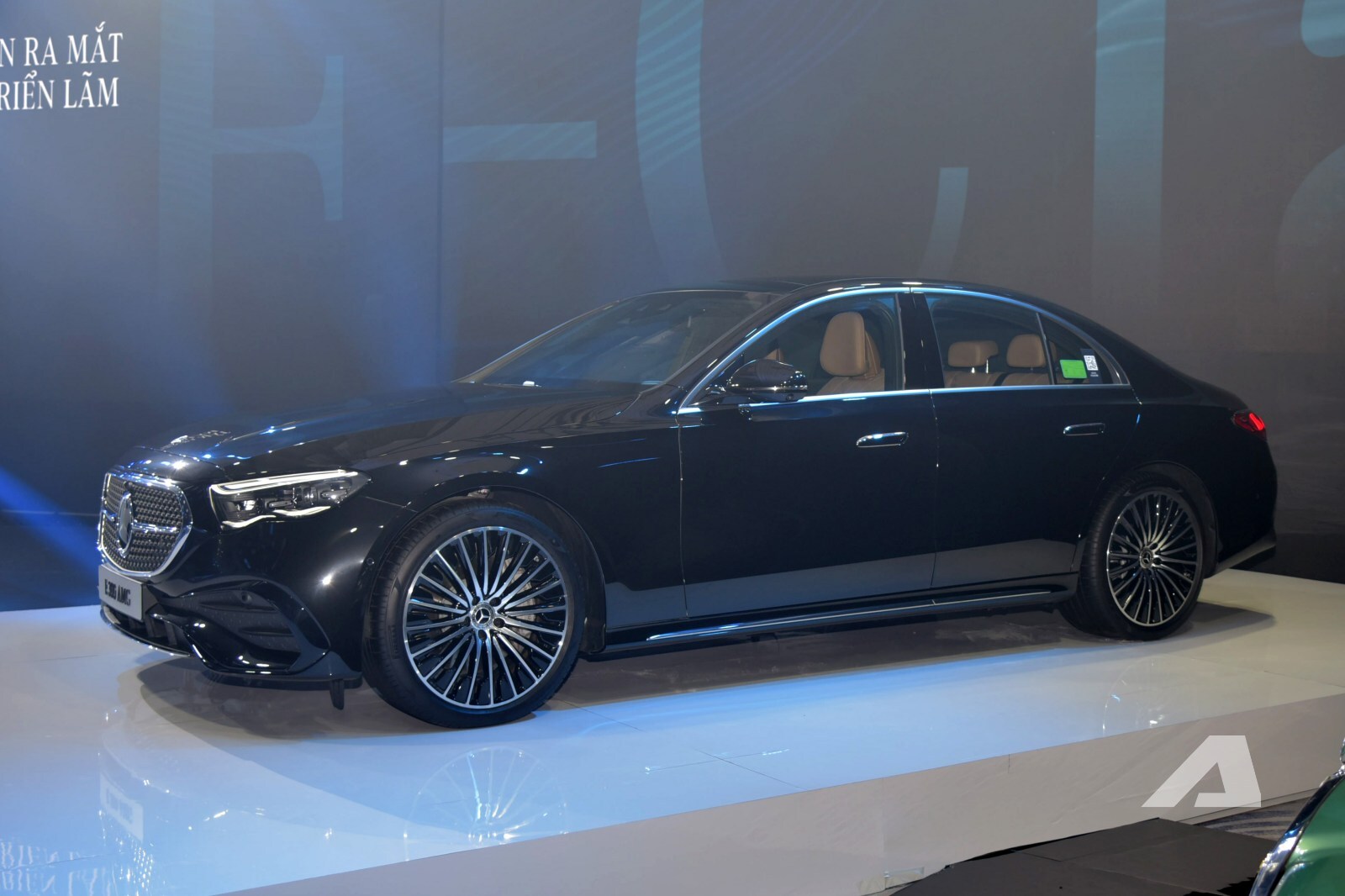 So sánh chi tiết giữa Mercedes-Benz E 300 AMG và BMW 530i M Sport: Chênh 110 triệu đồng và những thứ đánh đổi là...- Ảnh 1. So sánh chi tiết giữa Mercedes-Benz E 300 AMG và BMW 530i M Sport: Chênh 110 triệu đồng và những thứ đánh đổi là...- Ảnh 1.