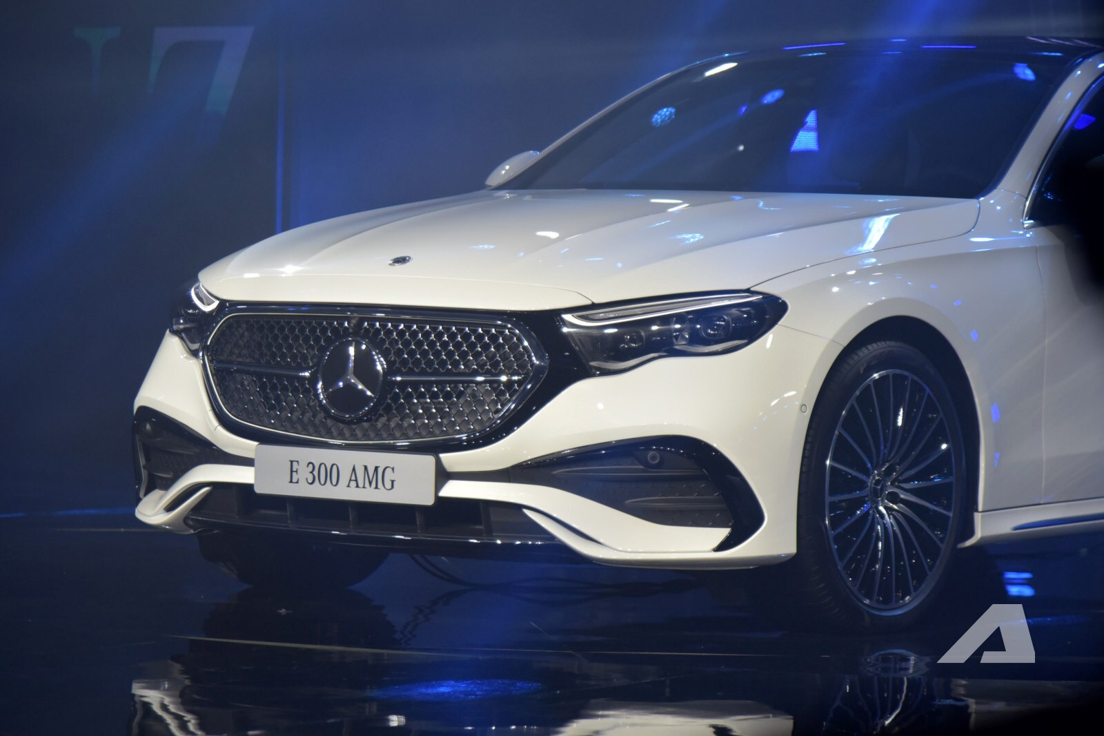 So sánh chi tiết giữa Mercedes-Benz E 300 AMG và BMW 530i M Sport: Chênh 110 triệu đồng và những thứ đánh đổi là...- Ảnh 9. So sánh chi tiết giữa Mercedes-Benz E 300 AMG và BMW 530i M Sport: Chênh 110 triệu đồng và những thứ đánh đổi là...- Ảnh 9.