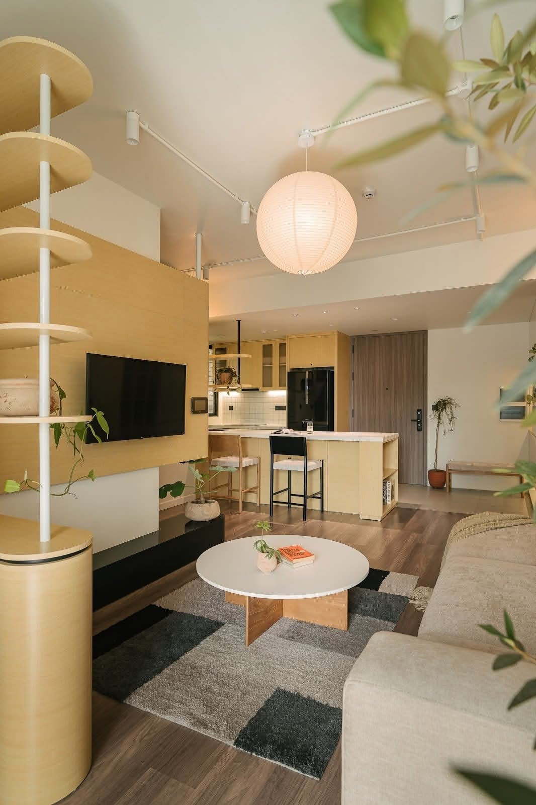 Căn hộ nhỏ 58m2 nhưng đủ đầy ấm cúng- Ảnh 2. Căn hộ nhỏ 58m2 nhưng đủ đầy ấm cúng- Ảnh 2.