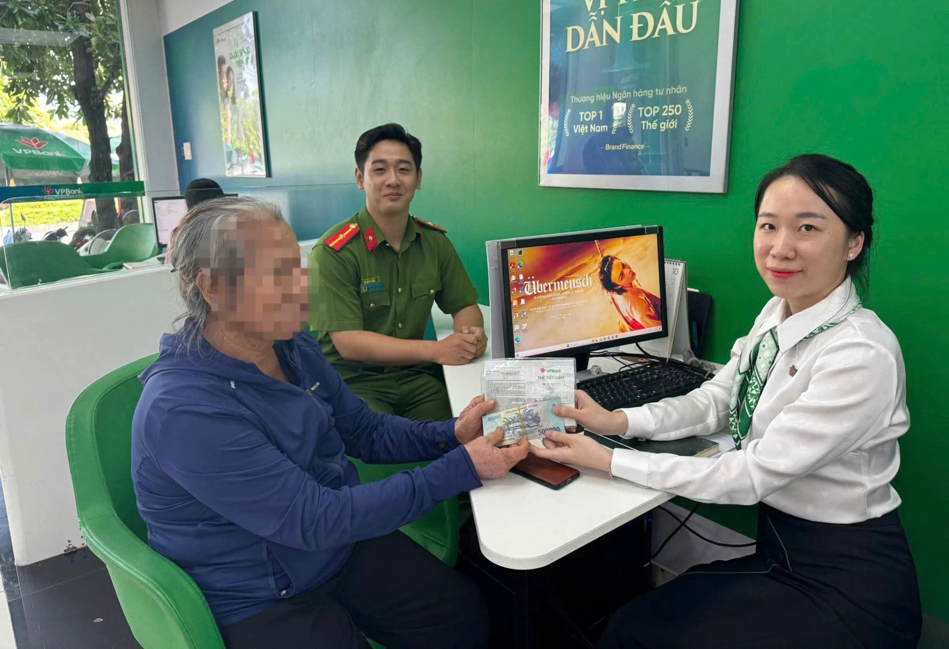 Nhận cuộc gọi từ Zalo, bà cụ run rẩy rút sạch tiền tiết kiệm- Ảnh 1. Nhận cuộc gọi từ Zalo, bà cụ run rẩy rút sạch tiền tiết kiệm- Ảnh 1.