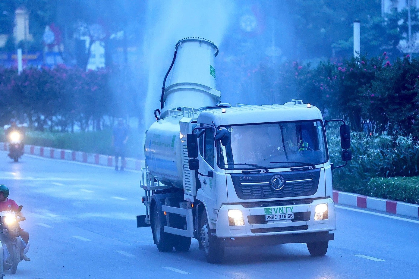 AI hỗ trợ dập bụi mịn, dọn rác thải trên đường phố Hà Nội- Ảnh 2. AI hỗ trợ dập bụi mịn, dọn rác thải trên đường phố Hà Nội- Ảnh 2.