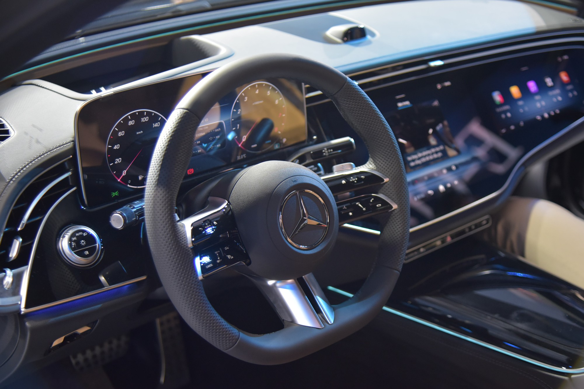 So sánh chi tiết giữa Mercedes-Benz E 300 AMG và BMW 530i M Sport: Chênh 110 triệu đồng và những thứ đánh đổi là...- Ảnh 7. So sánh chi tiết giữa Mercedes-Benz E 300 AMG và BMW 530i M Sport: Chênh 110 triệu đồng và những thứ đánh đổi là...- Ảnh 7.