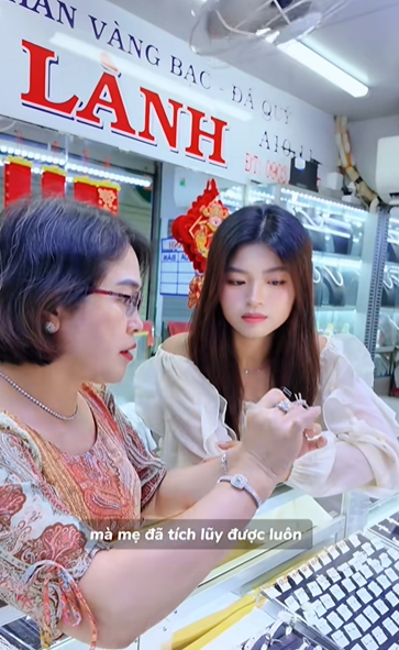 "Con nhà giàu" RMIT về chợ An Đông mở tiệm buôn vàng- Ảnh 6. "Con nhà giàu" RMIT về chợ An Đông mở tiệm buôn vàng- Ảnh 6.