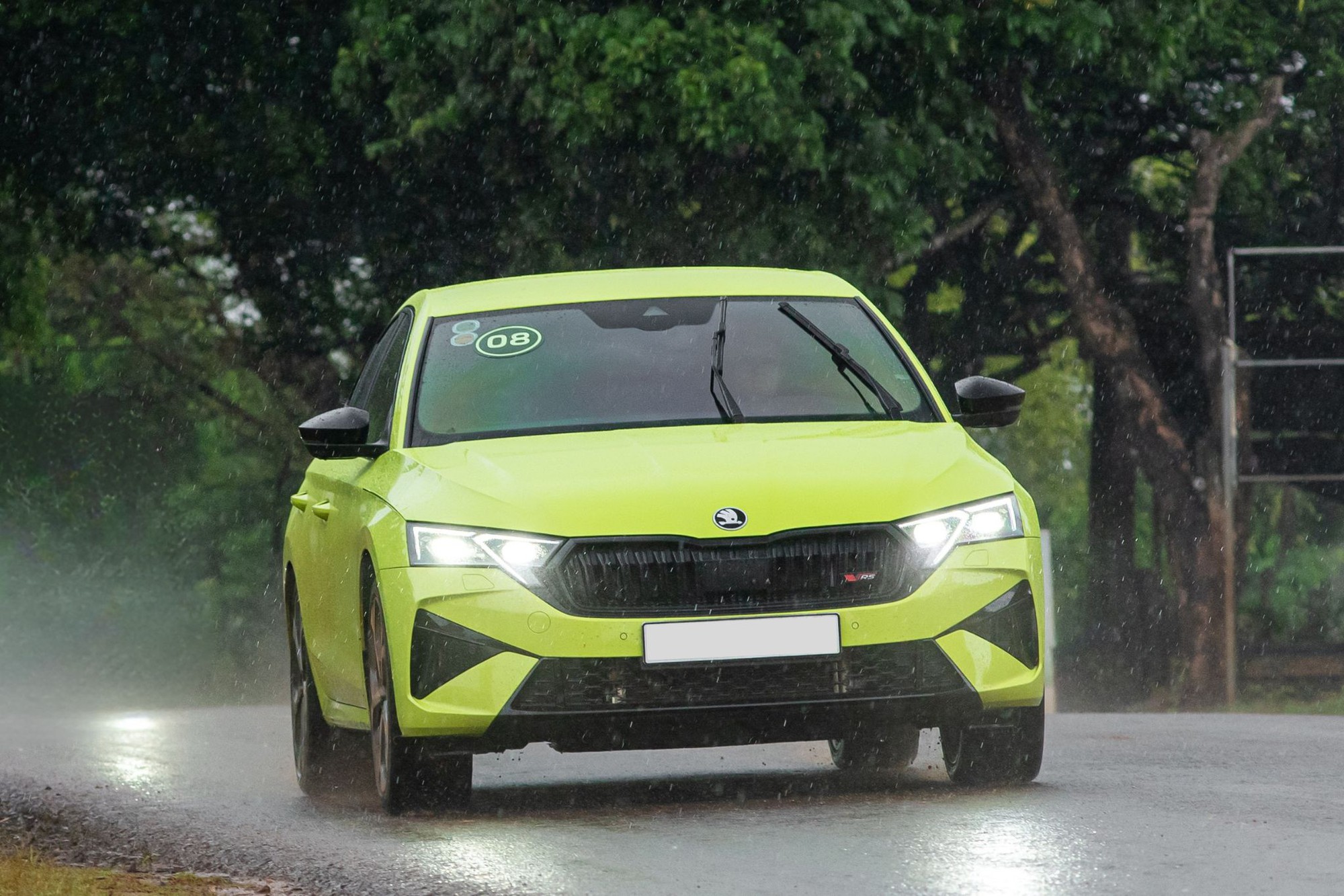 Mẫu sedan giá quy đổi 1,5 tỷ đồng này bán sạch sau 20 phút nhận đặt tại Ấn Độ - Việt Nam chỉ có 1 chiếc- Ảnh 4. Mẫu sedan giá quy đổi 1,5 tỷ đồng này bán sạch sau 20 phút nhận đặt tại Ấn Độ - Việt Nam chỉ có 1 chiếc- Ảnh 4.