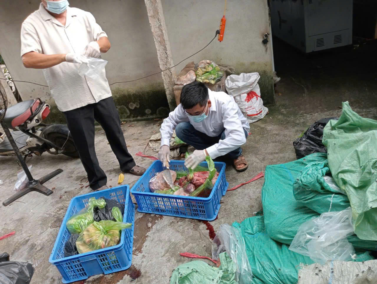 Khởi tố Nguyễn Thị Lan, Nguyễn Thị Phương vì hành vi đáng sợ- Ảnh 2. Khởi tố Nguyễn Thị Lan, Nguyễn Thị Phương vì hành vi đáng sợ- Ảnh 2.