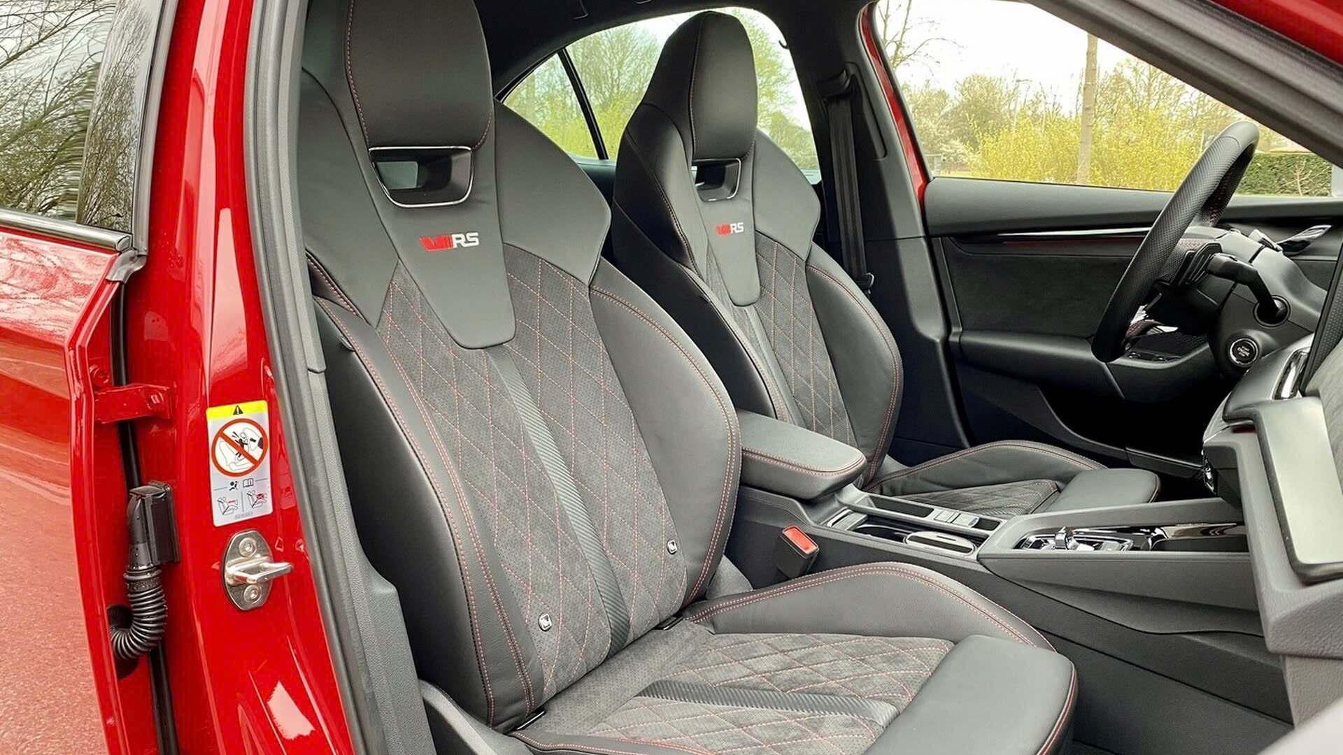 Mẫu sedan giá quy đổi 1,5 tỷ đồng này bán sạch sau 20 phút nhận đặt tại Ấn Độ - Việt Nam chỉ có 1 chiếc- Ảnh 3. Mẫu sedan giá quy đổi 1,5 tỷ đồng này bán sạch sau 20 phút nhận đặt tại Ấn Độ - Việt Nam chỉ có 1 chiếc- Ảnh 3.