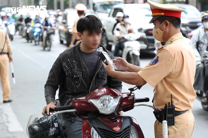 CSGT bắt đầu đợt cao điểm kiểm soát nồng độ cồn, tập trung buổi trưa và tối- Ảnh 1. CSGT bắt đầu đợt cao điểm kiểm soát nồng độ cồn, tập trung buổi trưa và tối- Ảnh 1.
