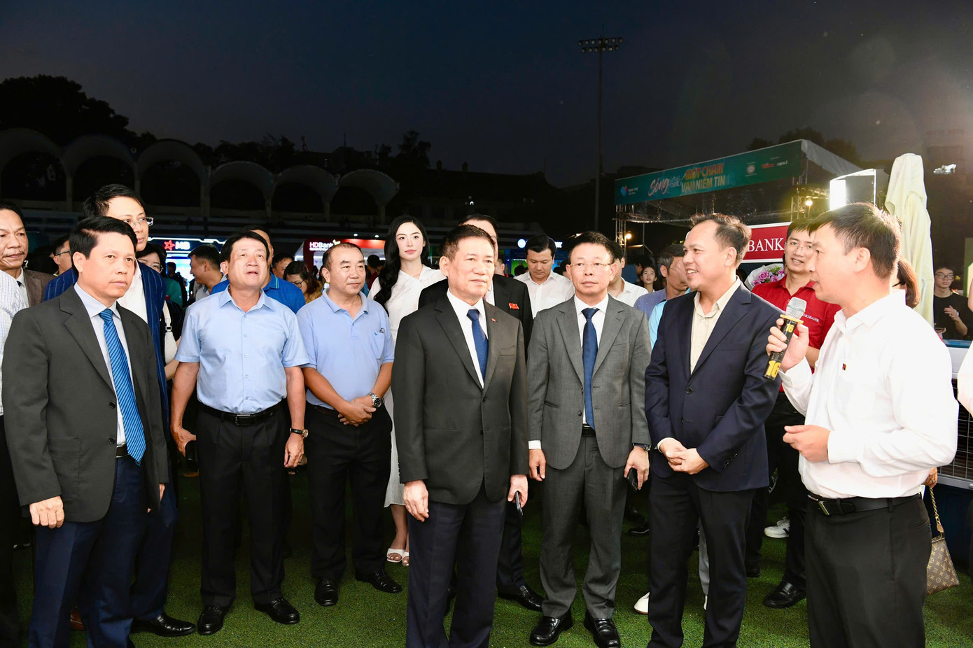Phó Thủ tướng và các đại biểu tham quan nhiều gian hàng tại Ngày thẻ Việt Nam- Ảnh 9. Phó Thủ tướng và các đại biểu tham quan nhiều gian hàng tại Ngày thẻ Việt Nam- Ảnh 9.