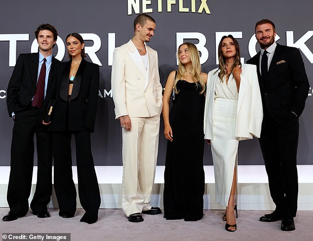 Con cả nhà Beckham phản ứng cực gắt, quay lưng bỏ đi khi được hỏi về mẹ - Victoria- Ảnh 4. Con cả nhà Beckham phản ứng cực gắt, quay lưng bỏ đi khi được hỏi về mẹ - Victoria- Ảnh 4.
