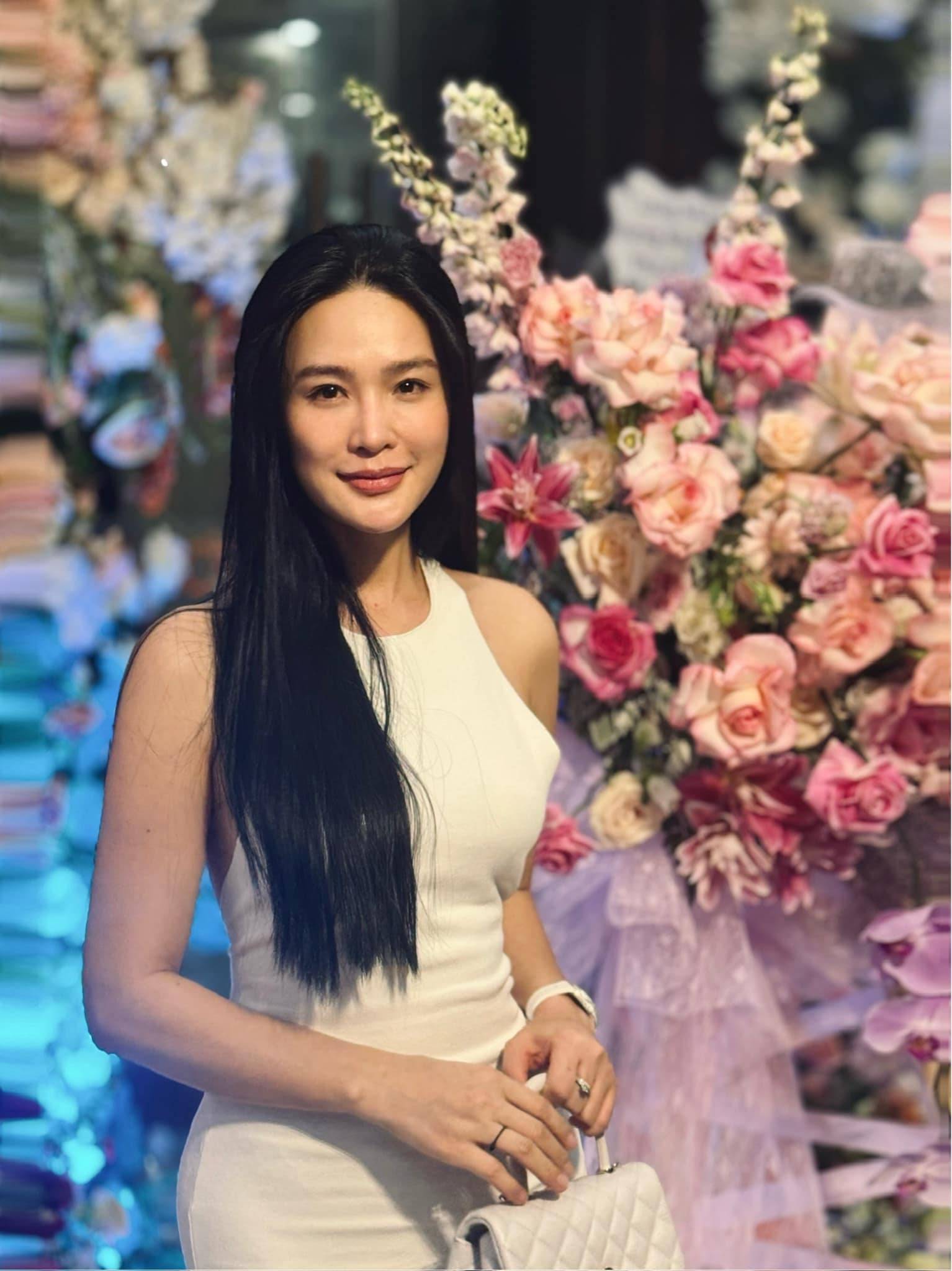 Nữ ca sĩ là Trung tá Quân đội vừa đăng thông báo khẩn: U45 vẫn xinh đẹp, 5 năm ly hôn chưa yêu ai- Ảnh 3. Nữ ca sĩ là Trung tá Quân đội vừa đăng thông báo khẩn: U45 vẫn xinh đẹp, 5 năm ly hôn chưa yêu ai- Ảnh 3.