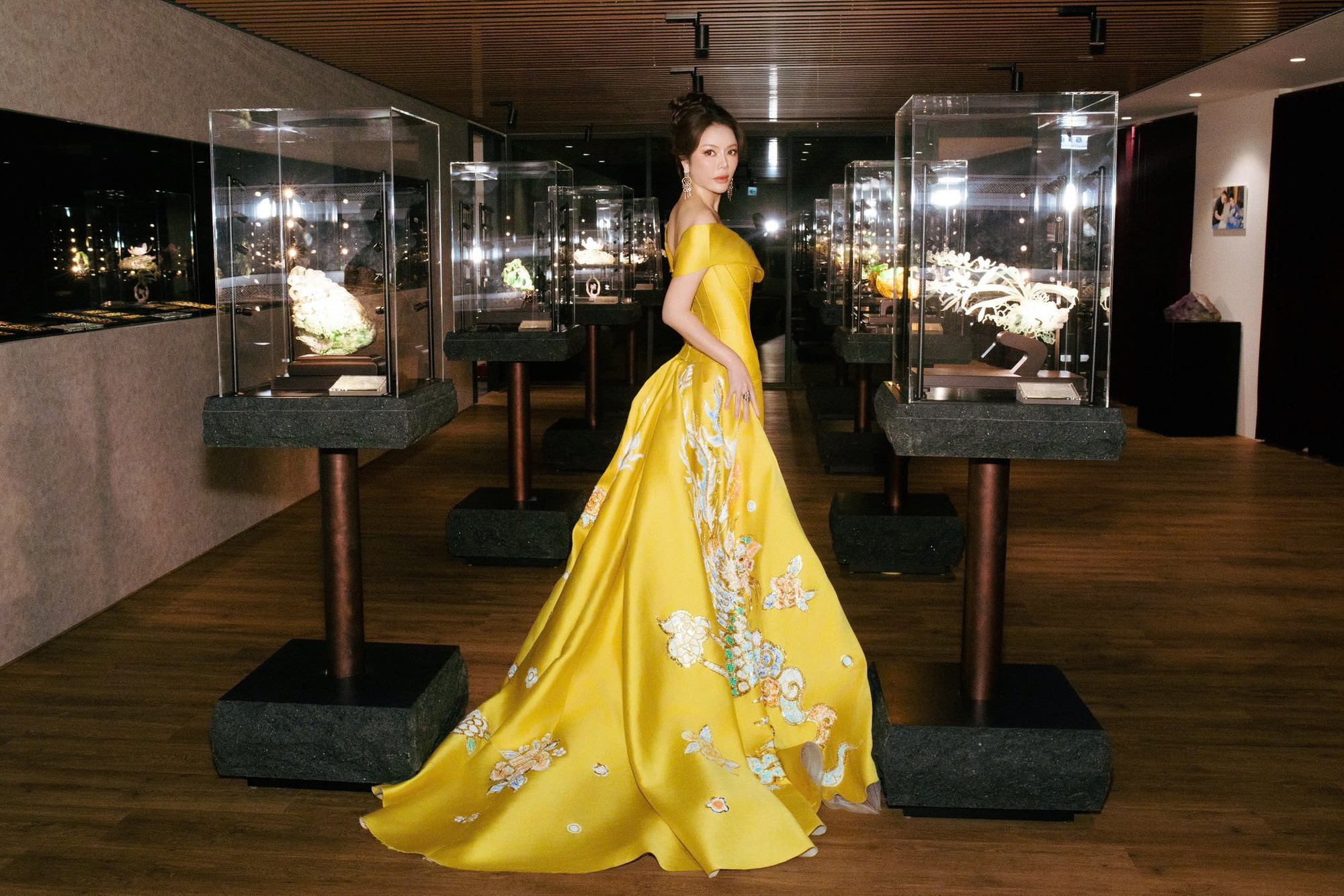 Nữ đại gia showbiz sở hữu biệt thự trăm tỷ dát vàng ở TP.HCM, 43 tuổi có người yêu mới- Ảnh 7. Nữ đại gia showbiz sở hữu biệt thự trăm tỷ dát vàng ở TP.HCM, 43 tuổi có người yêu mới- Ảnh 7.