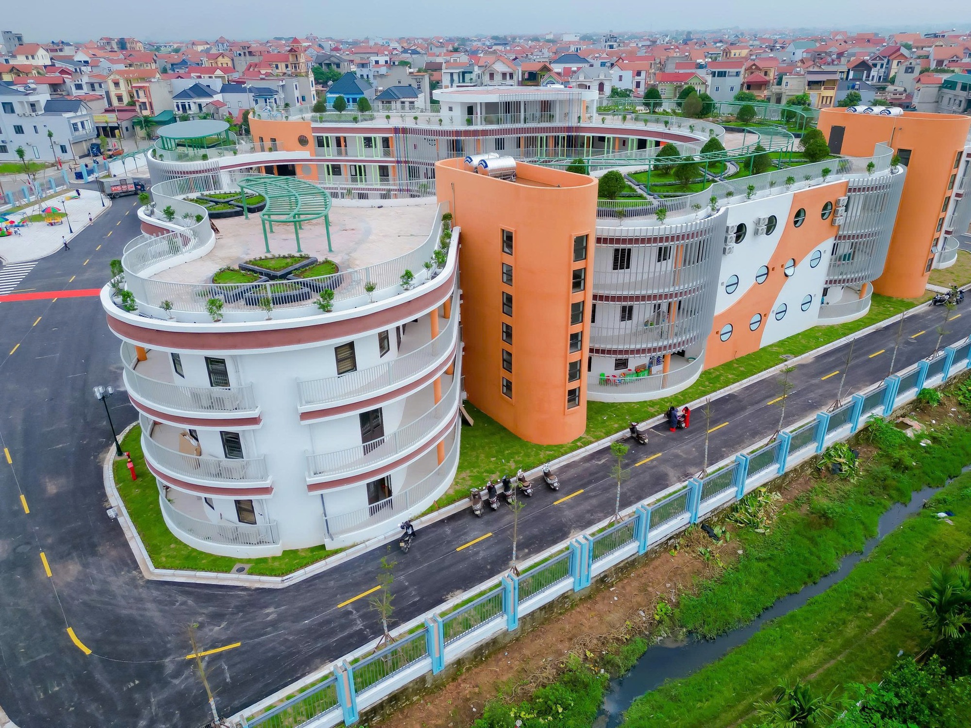 Phụ huynh Hà Nội mê mẩn trước 1 trường Mầm non công lập mới: Vừa khánh thành được vài tháng, to đẹp như resort hạng sang!- Ảnh 1. Phụ huynh Hà Nội mê mẩn trước 1 trường Mầm non công lập mới: Vừa khánh thành được vài tháng, to đẹp như resort hạng sang!- Ảnh 1.