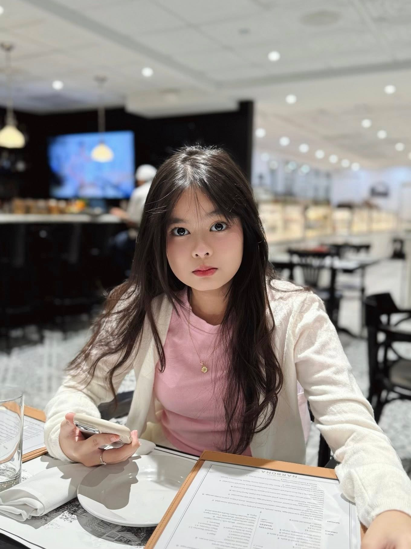 Con gái lớn của hot mom Hằng Túi gây Con gái lớn của hot mom Hằng Túi gây