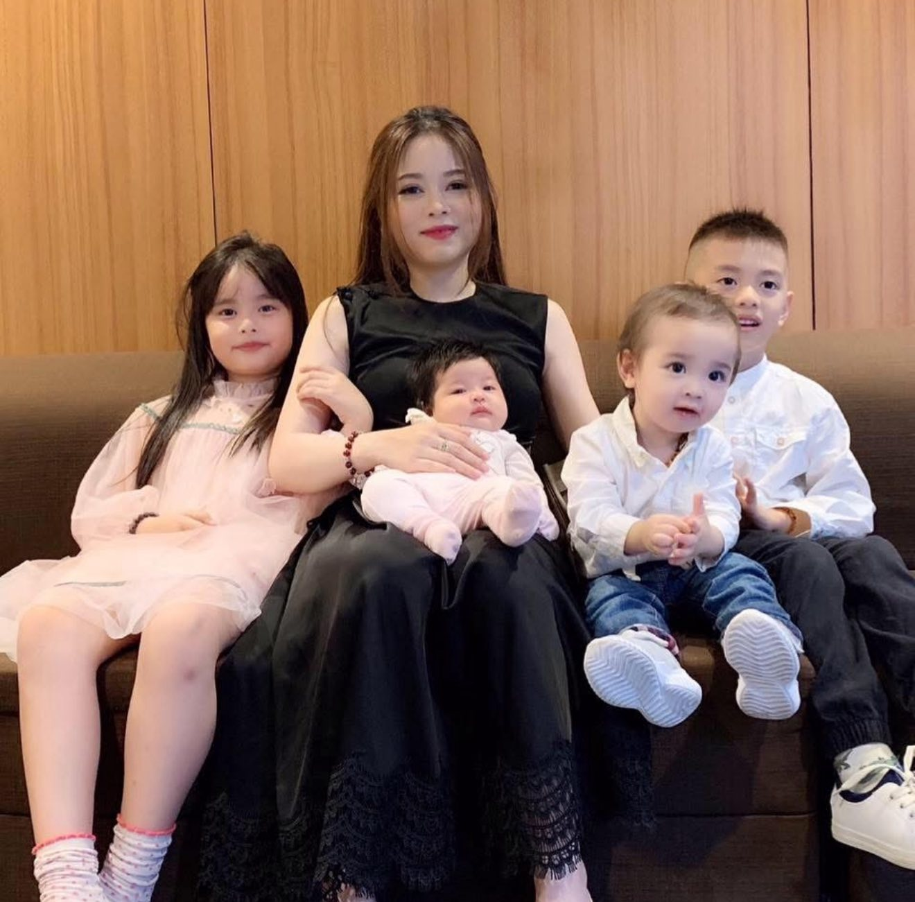 Con gái lớn của hot mom Hằng Túi gây Con gái lớn của hot mom Hằng Túi gây
