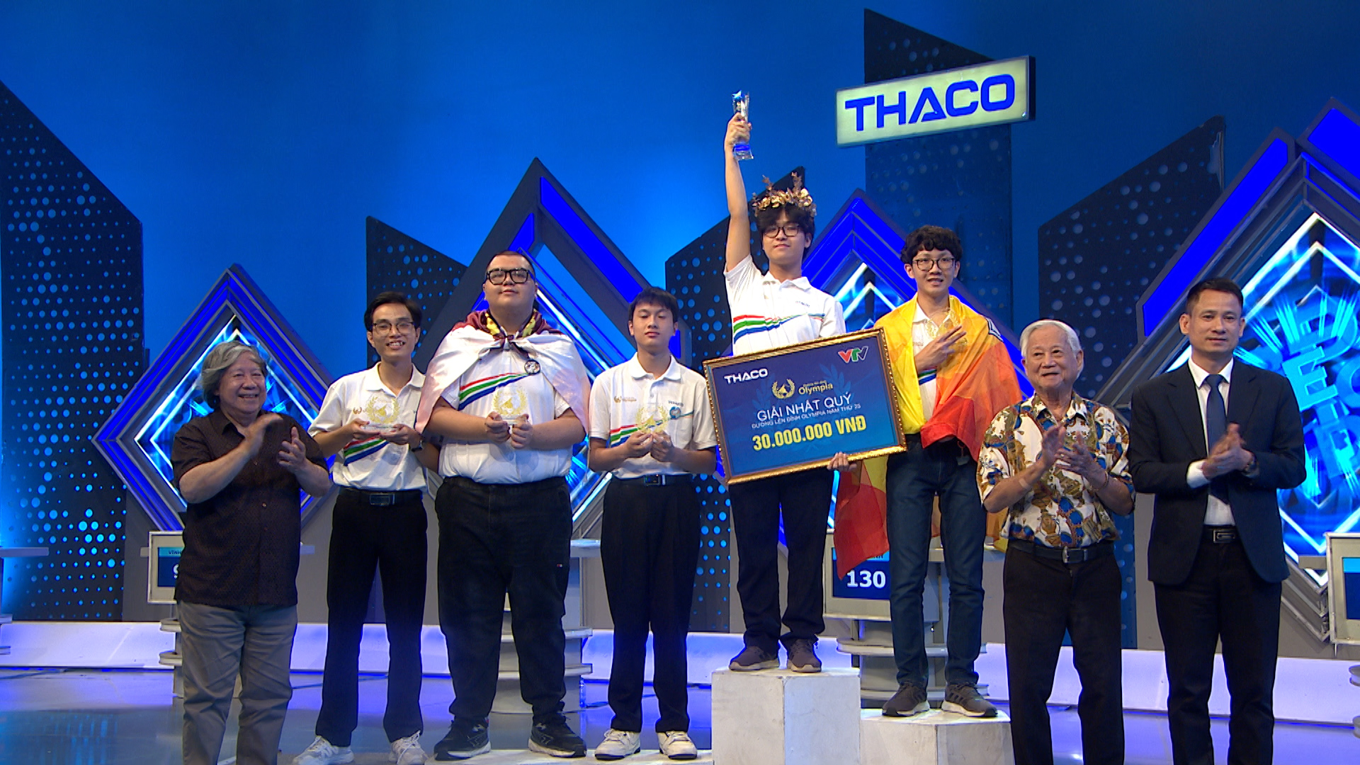 Chân dung cậu bé từng ngồi trước TV xem Olympia nay thành thí sinh mang cầu truyền hình Chung kết năm 2025 về cho Hà Nội- Ảnh 1. Chân dung cậu bé từng ngồi trước TV xem Olympia nay thành thí sinh mang cầu truyền hình Chung kết năm 2025 về cho Hà Nội- Ảnh 1.