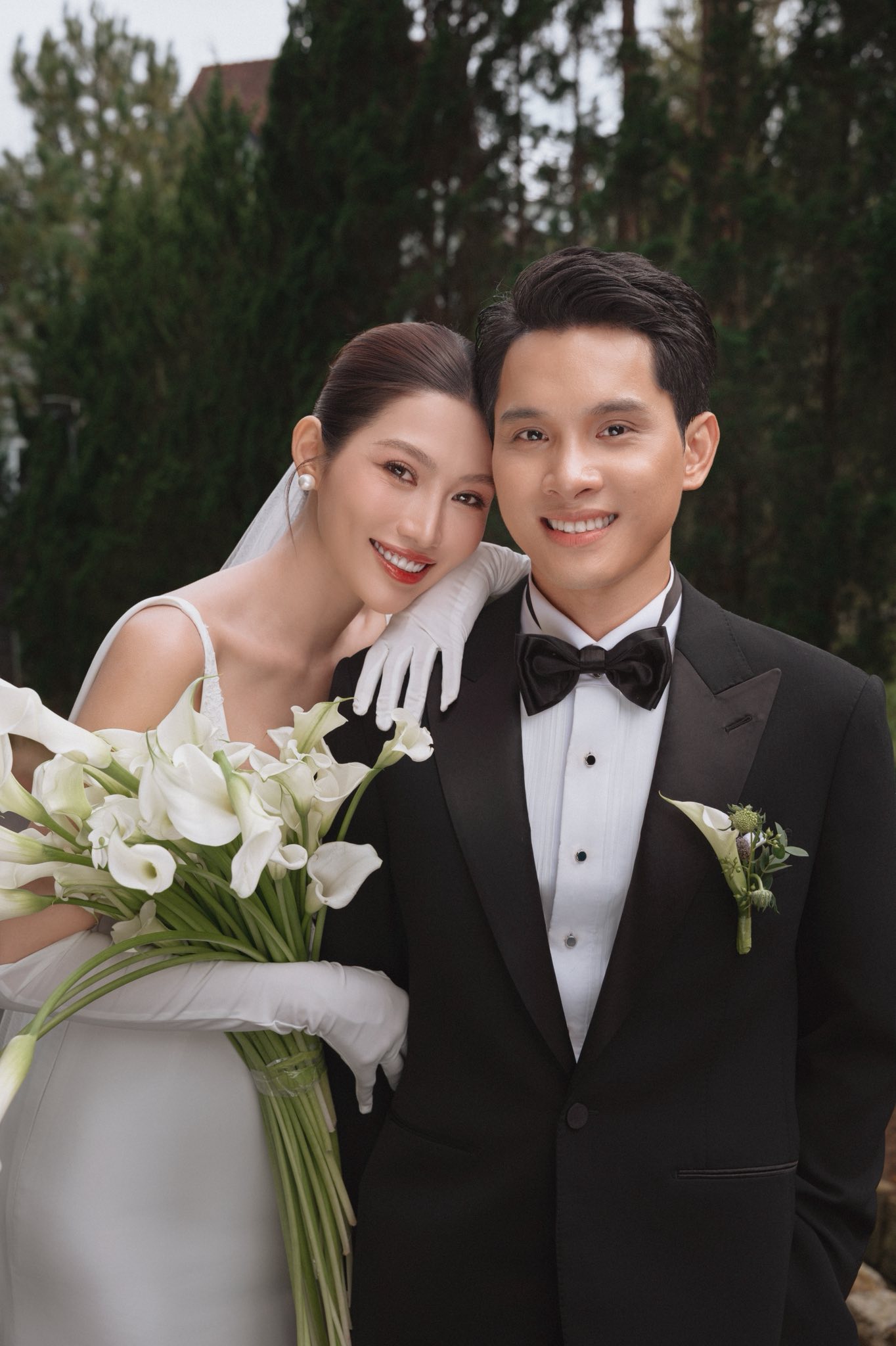 Ảnh cưới đẹp nhất showbiz Việt 2025: Cô dâu Á hậu quá xinh, chồng chủ tịch không chê vào đâu được!- Ảnh 5. Ảnh cưới đẹp nhất showbiz Việt 2025: Cô dâu Á hậu quá xinh, chồng chủ tịch không chê vào đâu được!- Ảnh 5.