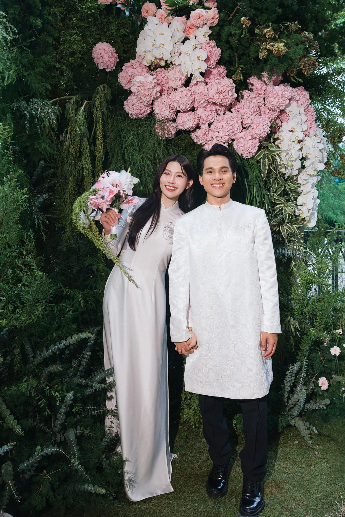 Ảnh cưới đẹp nhất showbiz Việt 2025: Cô dâu Á hậu quá xinh, chồng chủ tịch không chê vào đâu được!- Ảnh 14. Ảnh cưới đẹp nhất showbiz Việt 2025: Cô dâu Á hậu quá xinh, chồng chủ tịch không chê vào đâu được!- Ảnh 14.