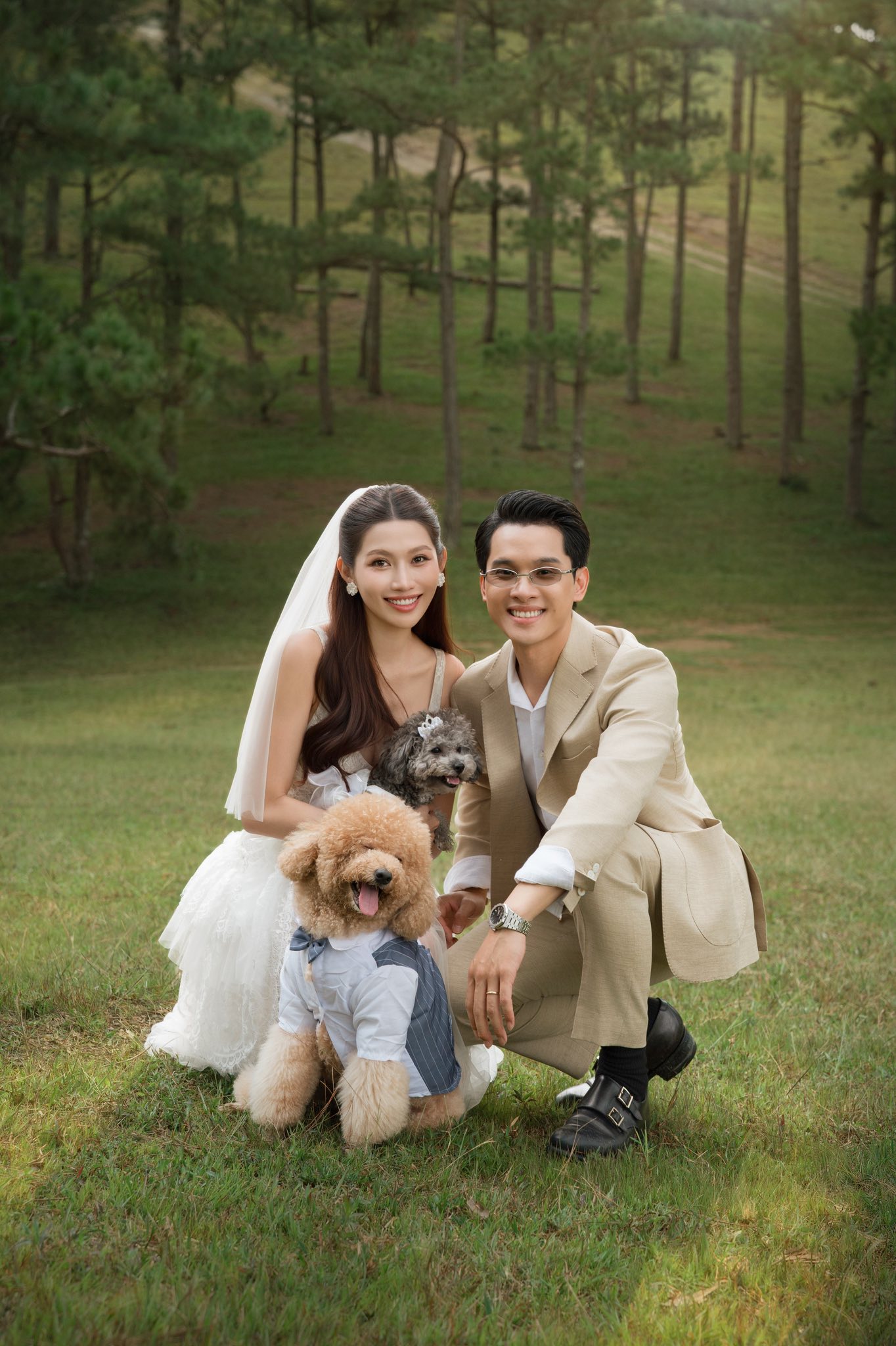 Ảnh cưới đẹp nhất showbiz Việt 2025: Cô dâu Á hậu quá xinh, chồng chủ tịch không chê vào đâu được!- Ảnh 12. Ảnh cưới đẹp nhất showbiz Việt 2025: Cô dâu Á hậu quá xinh, chồng chủ tịch không chê vào đâu được!- Ảnh 12.