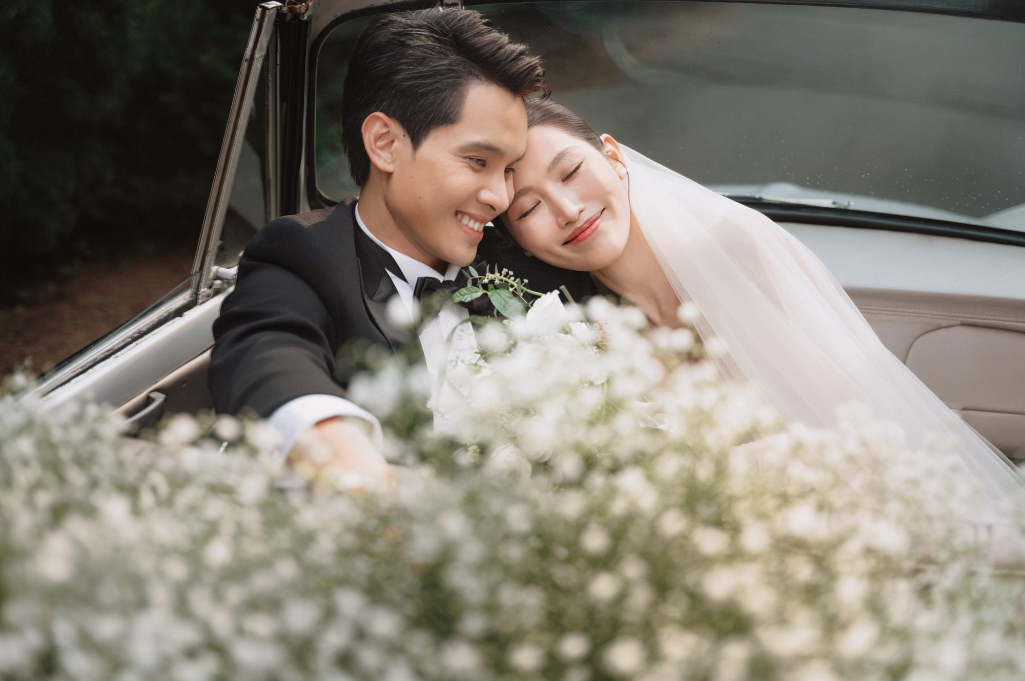 Ảnh cưới đẹp nhất showbiz Việt 2025: Cô dâu Á hậu quá xinh, chồng chủ tịch không chê vào đâu được!- Ảnh 1. Ảnh cưới đẹp nhất showbiz Việt 2025: Cô dâu Á hậu quá xinh, chồng chủ tịch không chê vào đâu được!- Ảnh 1.