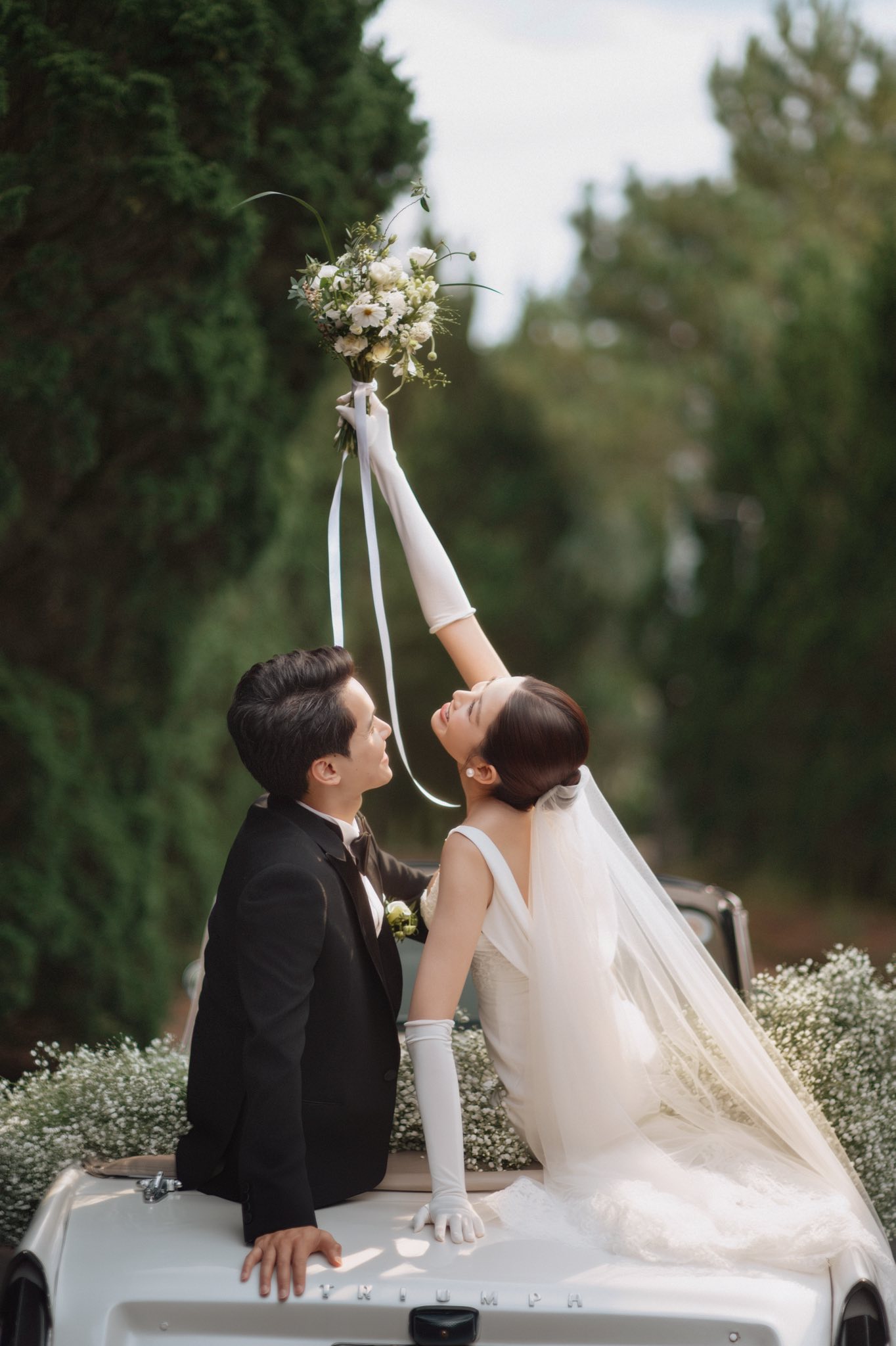 Ảnh cưới đẹp nhất showbiz Việt 2025: Cô dâu Á hậu quá xinh, chồng chủ tịch không chê vào đâu được!- Ảnh 6. Ảnh cưới đẹp nhất showbiz Việt 2025: Cô dâu Á hậu quá xinh, chồng chủ tịch không chê vào đâu được!- Ảnh 6.