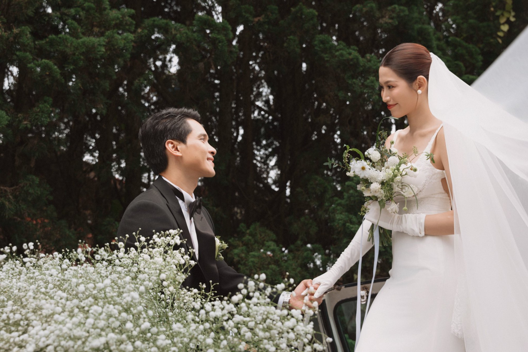 Ảnh cưới đẹp nhất showbiz Việt 2025: Cô dâu Á hậu quá xinh, chồng chủ tịch không chê vào đâu được!- Ảnh 2. Ảnh cưới đẹp nhất showbiz Việt 2025: Cô dâu Á hậu quá xinh, chồng chủ tịch không chê vào đâu được!- Ảnh 2.