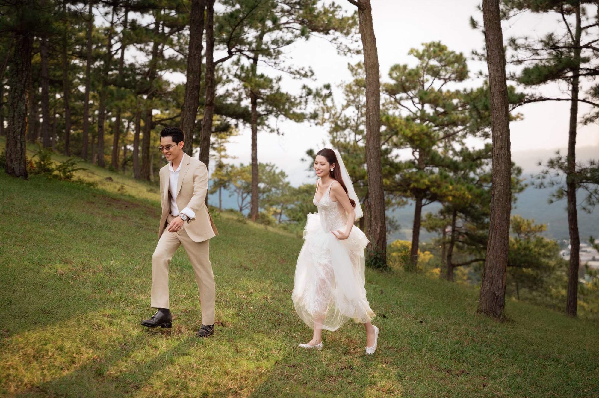 Ảnh cưới đẹp nhất showbiz Việt 2025: Cô dâu Á hậu quá xinh, chồng chủ tịch không chê vào đâu được!- Ảnh 8. Ảnh cưới đẹp nhất showbiz Việt 2025: Cô dâu Á hậu quá xinh, chồng chủ tịch không chê vào đâu được!- Ảnh 8.