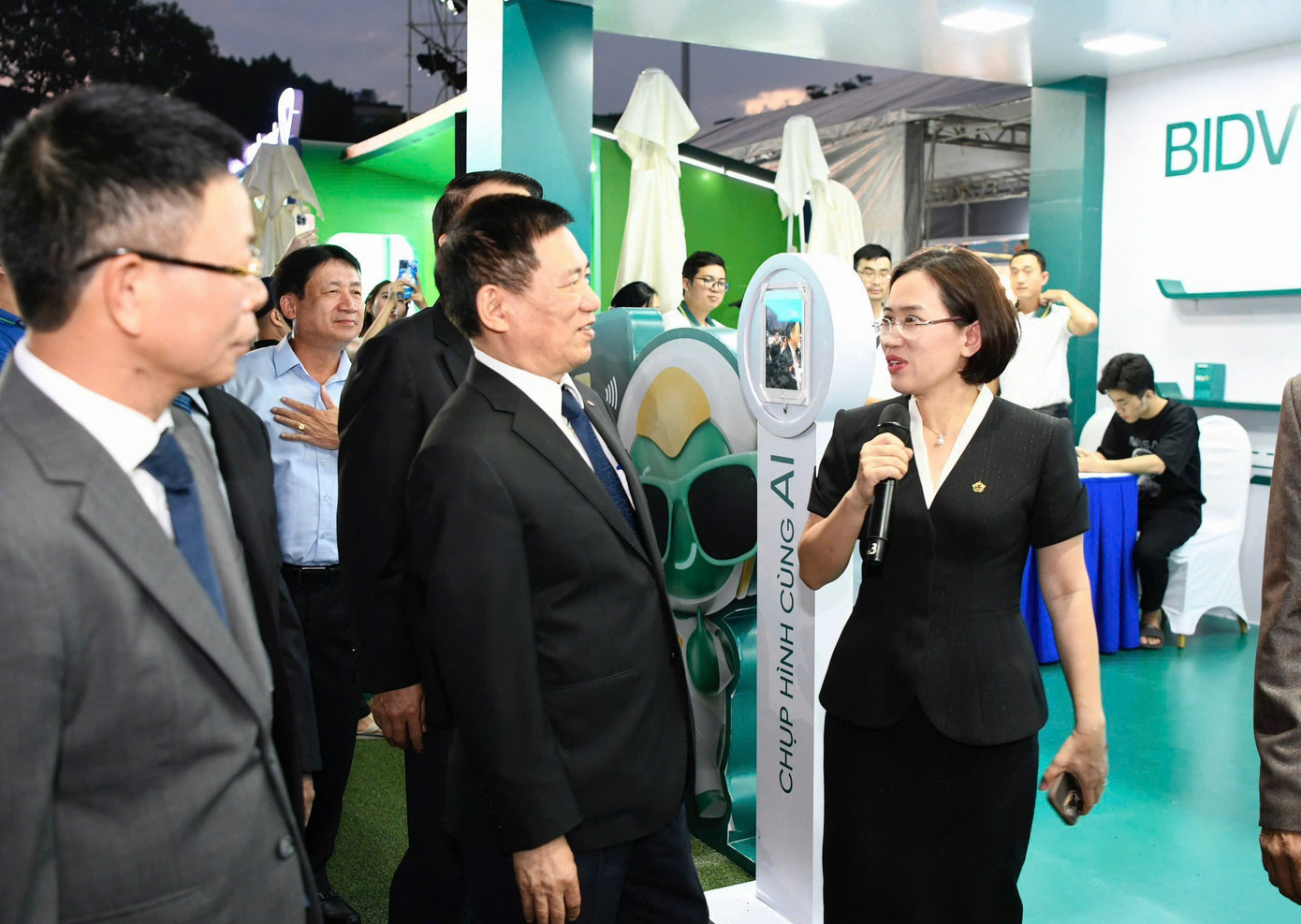 Phó Thủ tướng và các đại biểu tham quan nhiều gian hàng tại Ngày thẻ Việt Nam- Ảnh 8. Phó Thủ tướng và các đại biểu tham quan nhiều gian hàng tại Ngày thẻ Việt Nam- Ảnh 8.