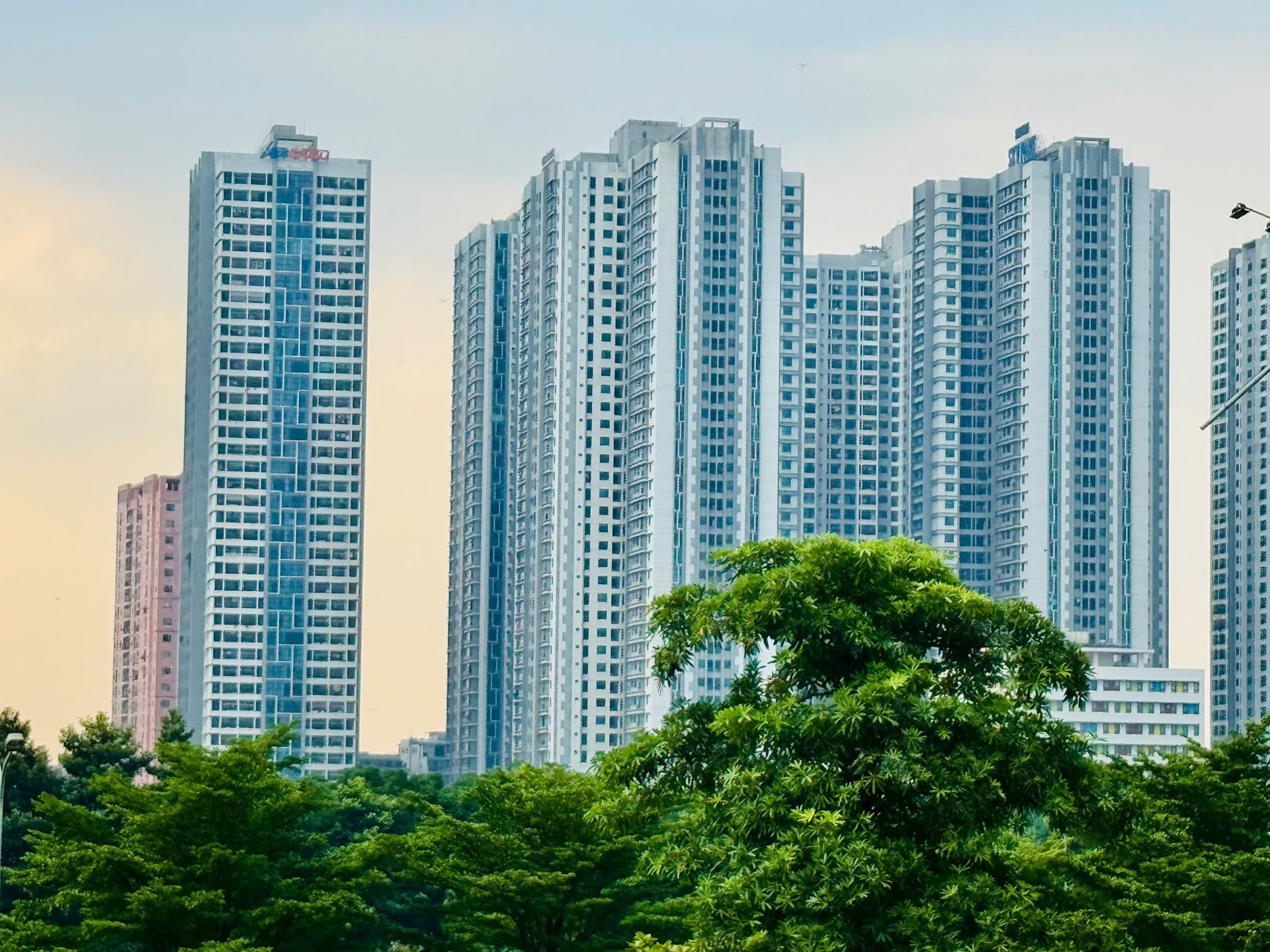 “Giá cao vẫn cháy hàng” - Tín hiệu phục hồi hay rủi ro tích tụ trên thị trường BĐS?- Ảnh 1. “Giá cao vẫn cháy hàng” - Tín hiệu phục hồi hay rủi ro tích tụ trên thị trường BĐS?- Ảnh 1.