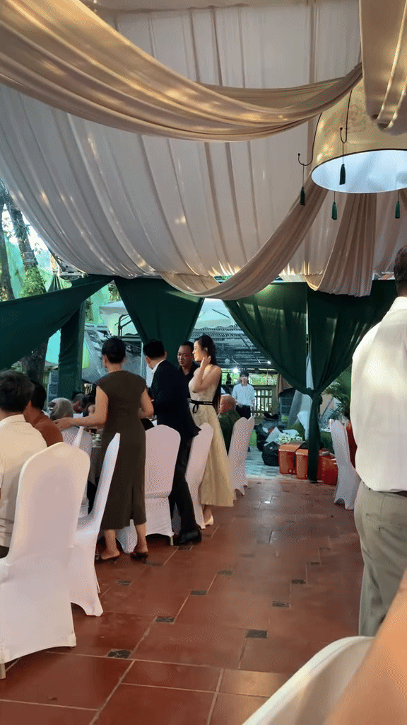 Cảnh tượng không ngờ bên trong đám hỏi của Đỗ Hà và thiếu gia tập đoàn Sơn Hải- Ảnh 2. Cảnh tượng không ngờ bên trong đám hỏi của Đỗ Hà và thiếu gia tập đoàn Sơn Hải- Ảnh 2.