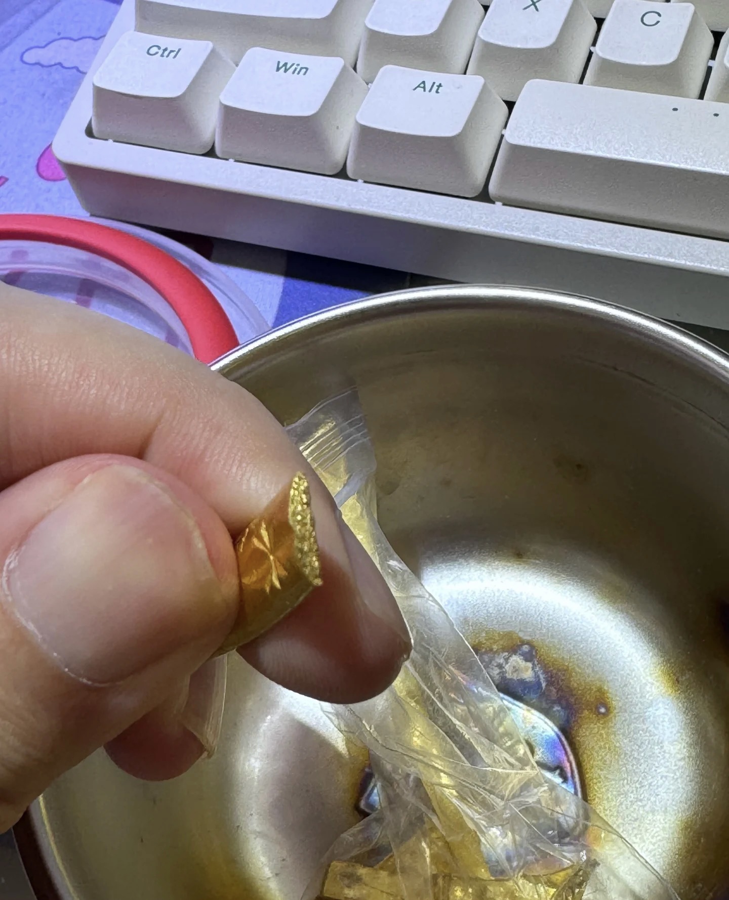 Bán đất mua vàng, đến ngày cưới con đem đi đánh bóng lại, bán thợ kim hoàn nói: “Cái này không phải vàng đâu cô ơi”- Ảnh 2. Bán đất mua vàng, đến ngày cưới con đem đi đánh bóng lại, bán thợ kim hoàn nói: “Cái này không phải vàng đâu cô ơi”- Ảnh 2.
