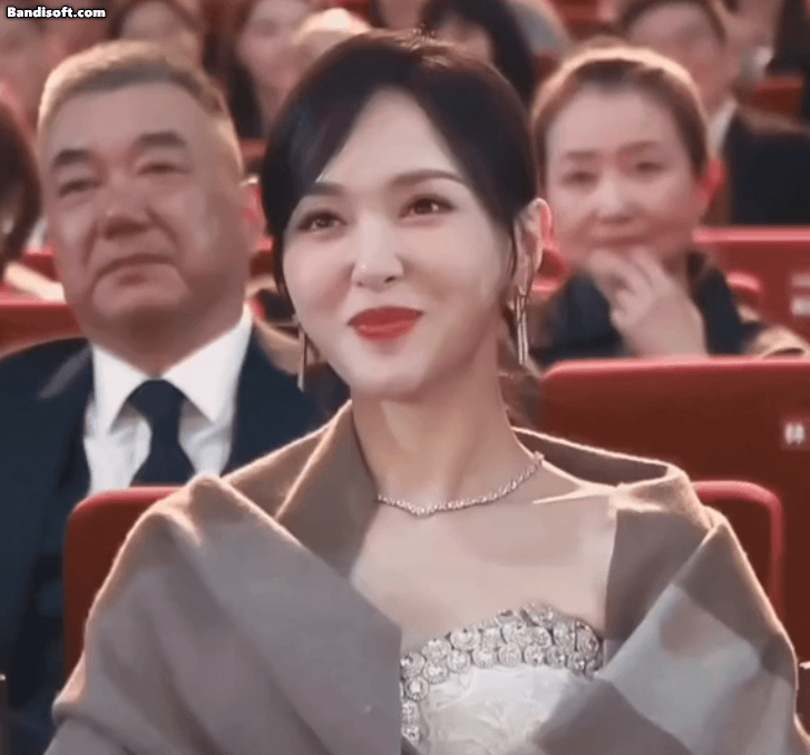 Cả thanh xuân đu showbiz chưa thấy ai cười đẹp hơn mỹ nhân này: Nhan sắc mang cả trời hoa gió, gây thương nhớ vô cùng- Ảnh 10. Cả thanh xuân đu showbiz chưa thấy ai cười đẹp hơn mỹ nhân này: Nhan sắc mang cả trời hoa gió, gây thương nhớ vô cùng- Ảnh 10.