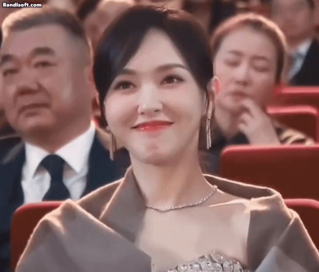 Cả thanh xuân đu showbiz chưa thấy ai cười đẹp hơn mỹ nhân này: Nhan sắc mang cả trời hoa gió, gây thương nhớ vô cùng- Ảnh 11. Cả thanh xuân đu showbiz chưa thấy ai cười đẹp hơn mỹ nhân này: Nhan sắc mang cả trời hoa gió, gây thương nhớ vô cùng- Ảnh 11.