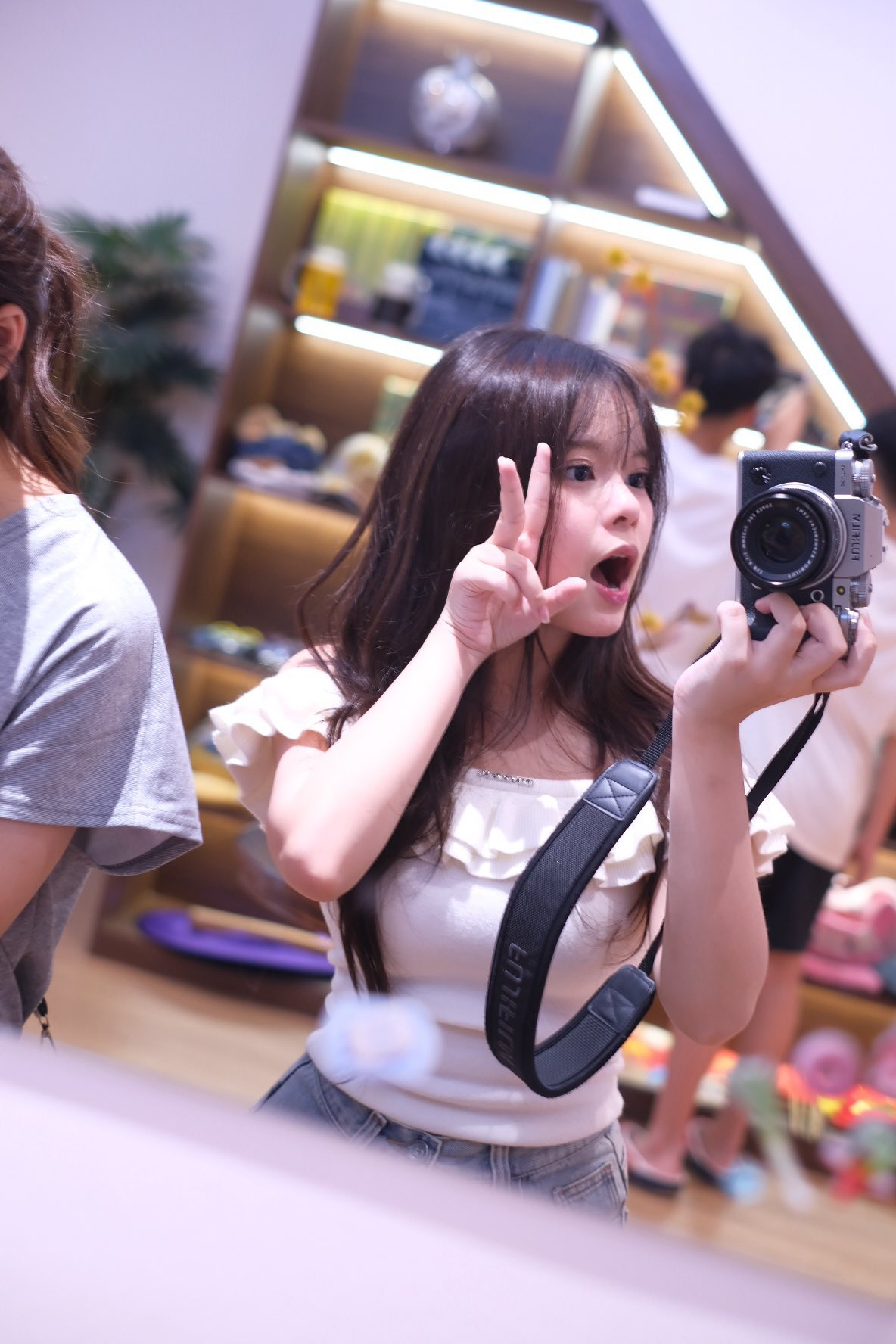 Con gái lớn của hot mom Hằng Túi gây Con gái lớn của hot mom Hằng Túi gây