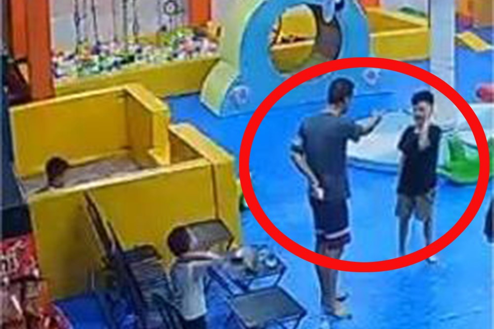 Công an xác minh cháu bé bị người đàn ông tát tại quán cà phê- Ảnh 1. Công an xác minh cháu bé bị người đàn ông tát tại quán cà phê- Ảnh 1.