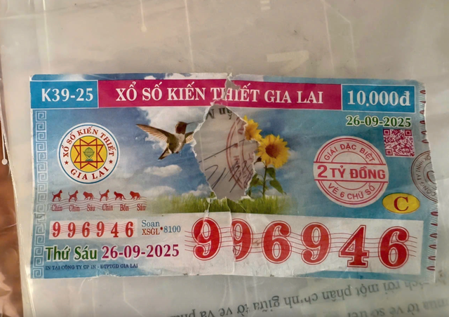 Người phụ hồ làm thủng tờ vé số trúng 2 tỷ đồng, đi nhận thưởng không được: Công ty xổ số nói gì?- Ảnh 1. Người phụ hồ làm thủng tờ vé số trúng 2 tỷ đồng, đi nhận thưởng không được: Công ty xổ số nói gì?- Ảnh 1.