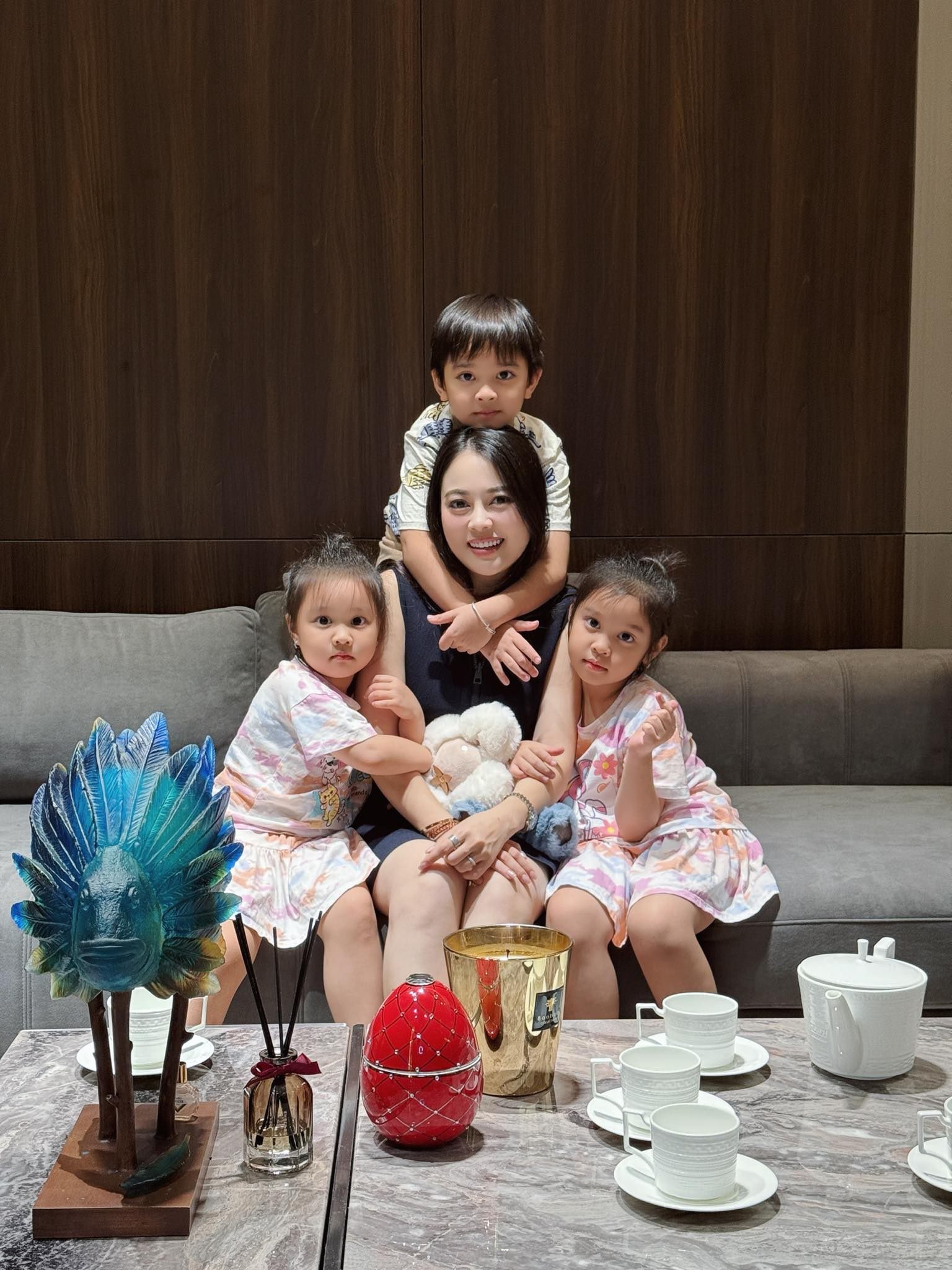 Con gái lớn của hot mom Hằng Túi gây Con gái lớn của hot mom Hằng Túi gây