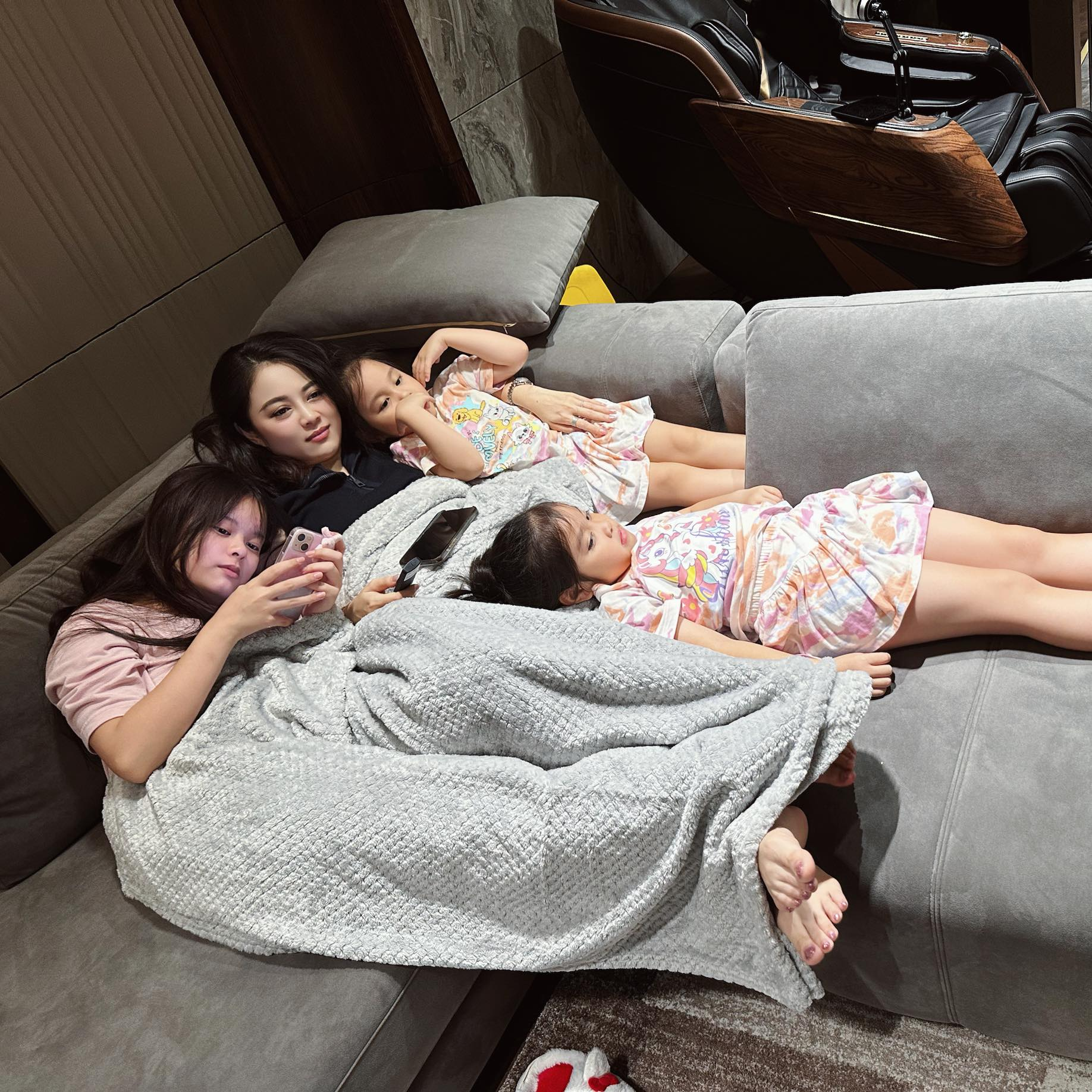Con gái lớn của hot mom Hằng Túi gây Con gái lớn của hot mom Hằng Túi gây